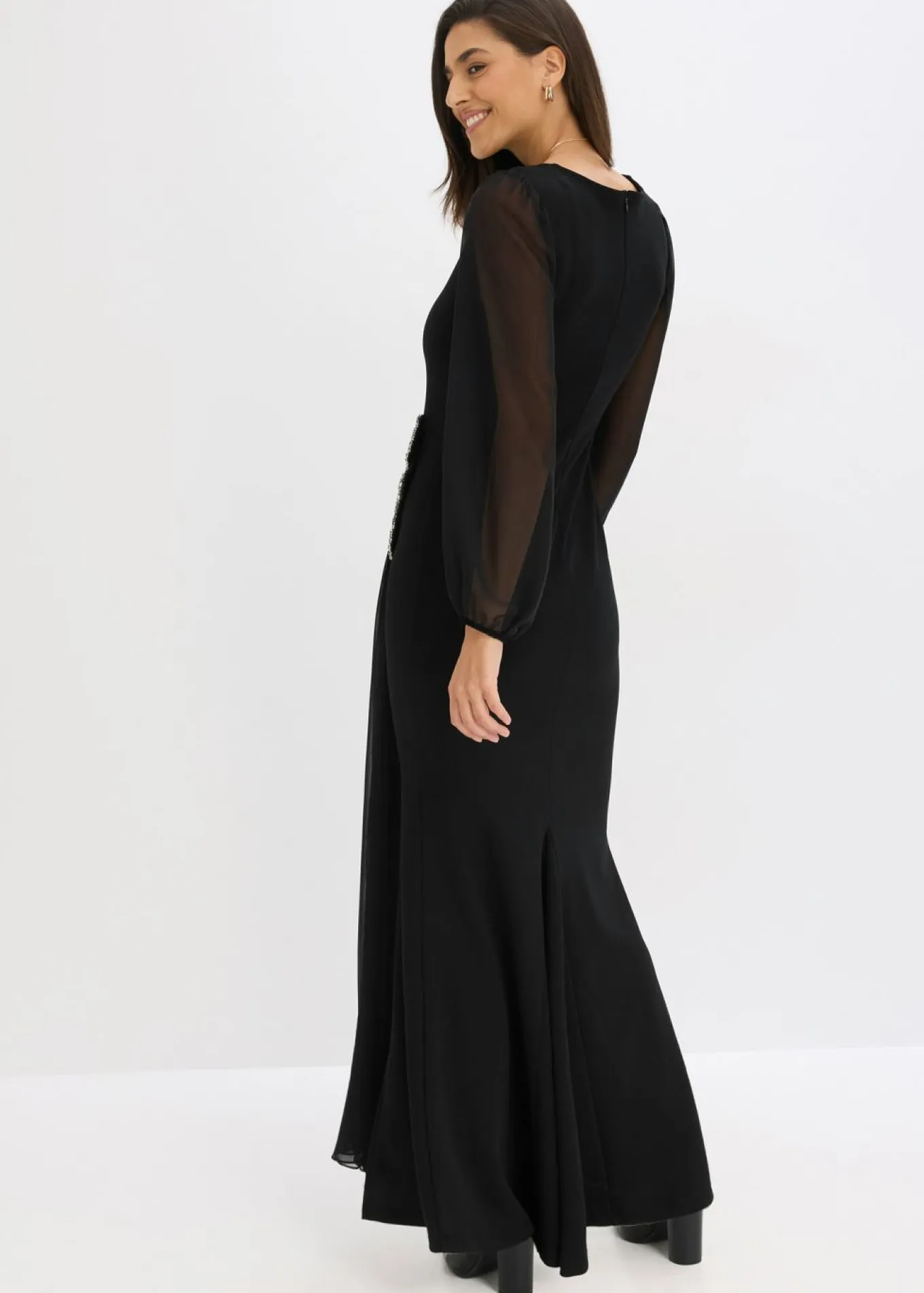 Vestido largo con aplicación de piedras brillantes