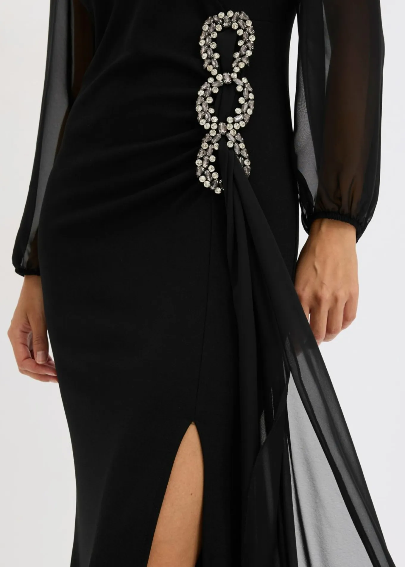 Vestido largo con aplicación de piedras brillantes