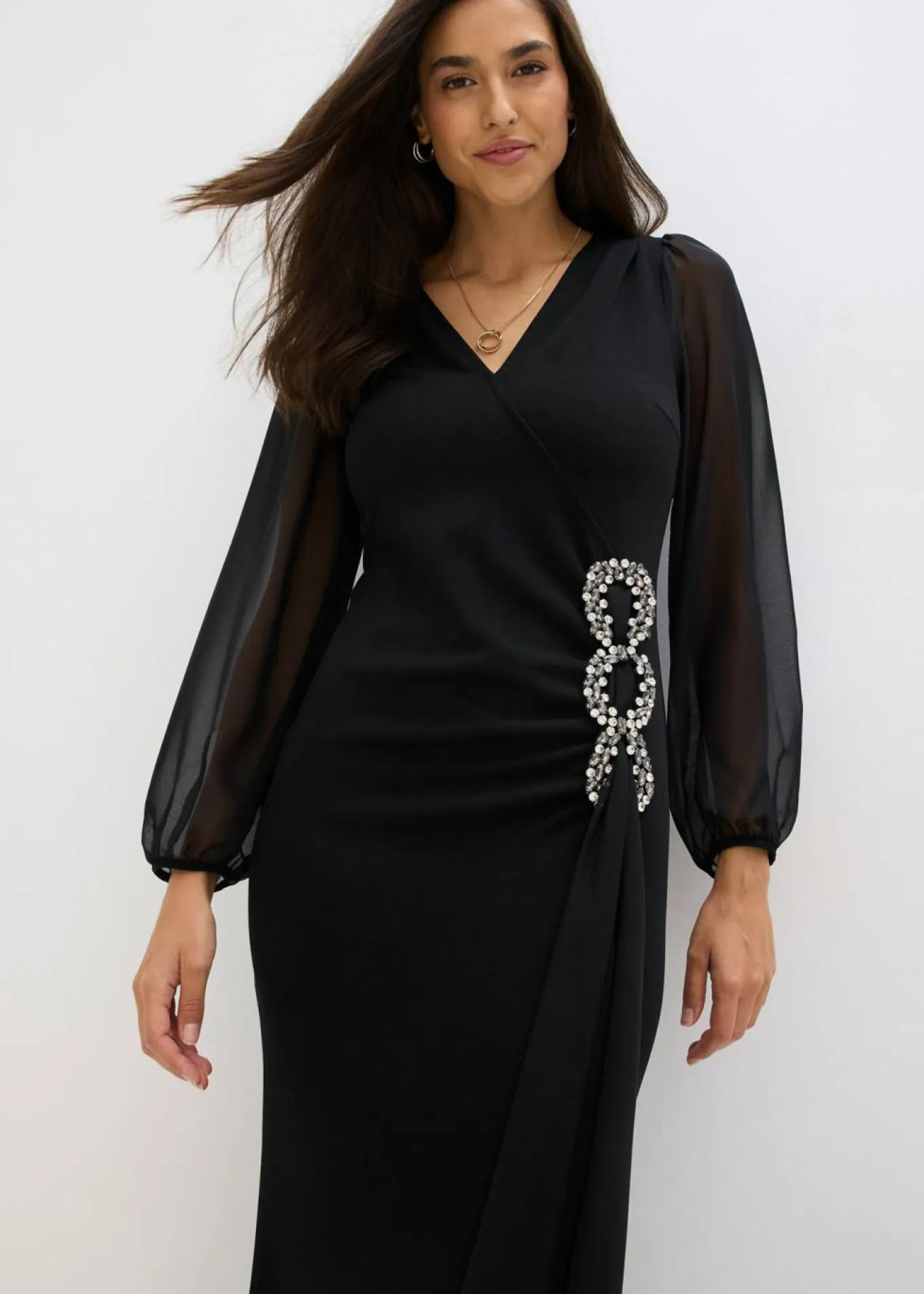 Vestido largo con aplicación de piedras brillantes