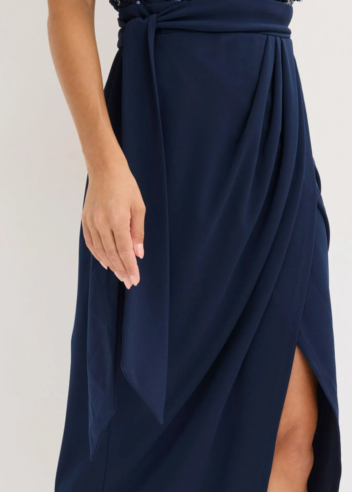 Vestido largo con bordado de lentejuelas