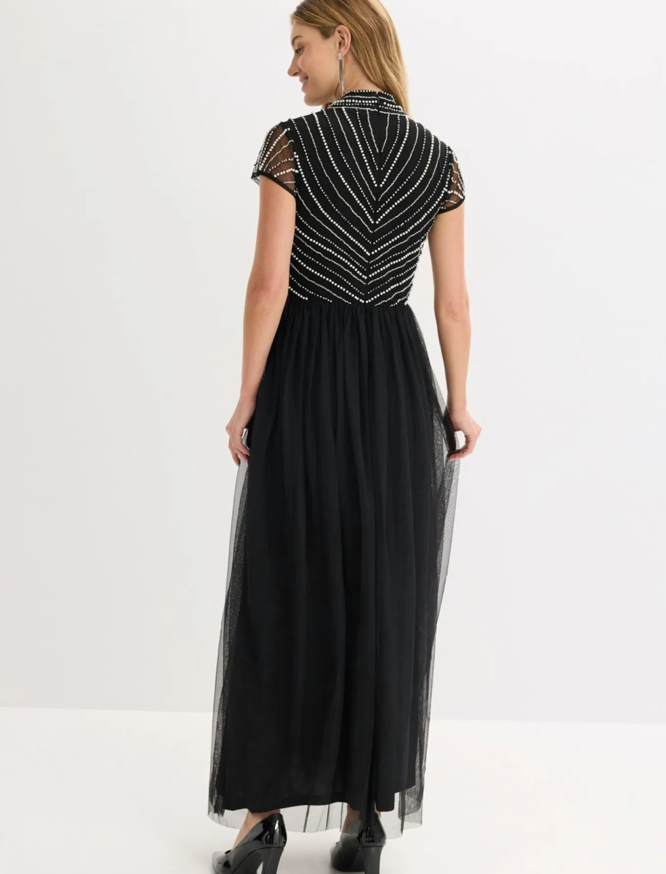 Vestido largo con bordado de perlas