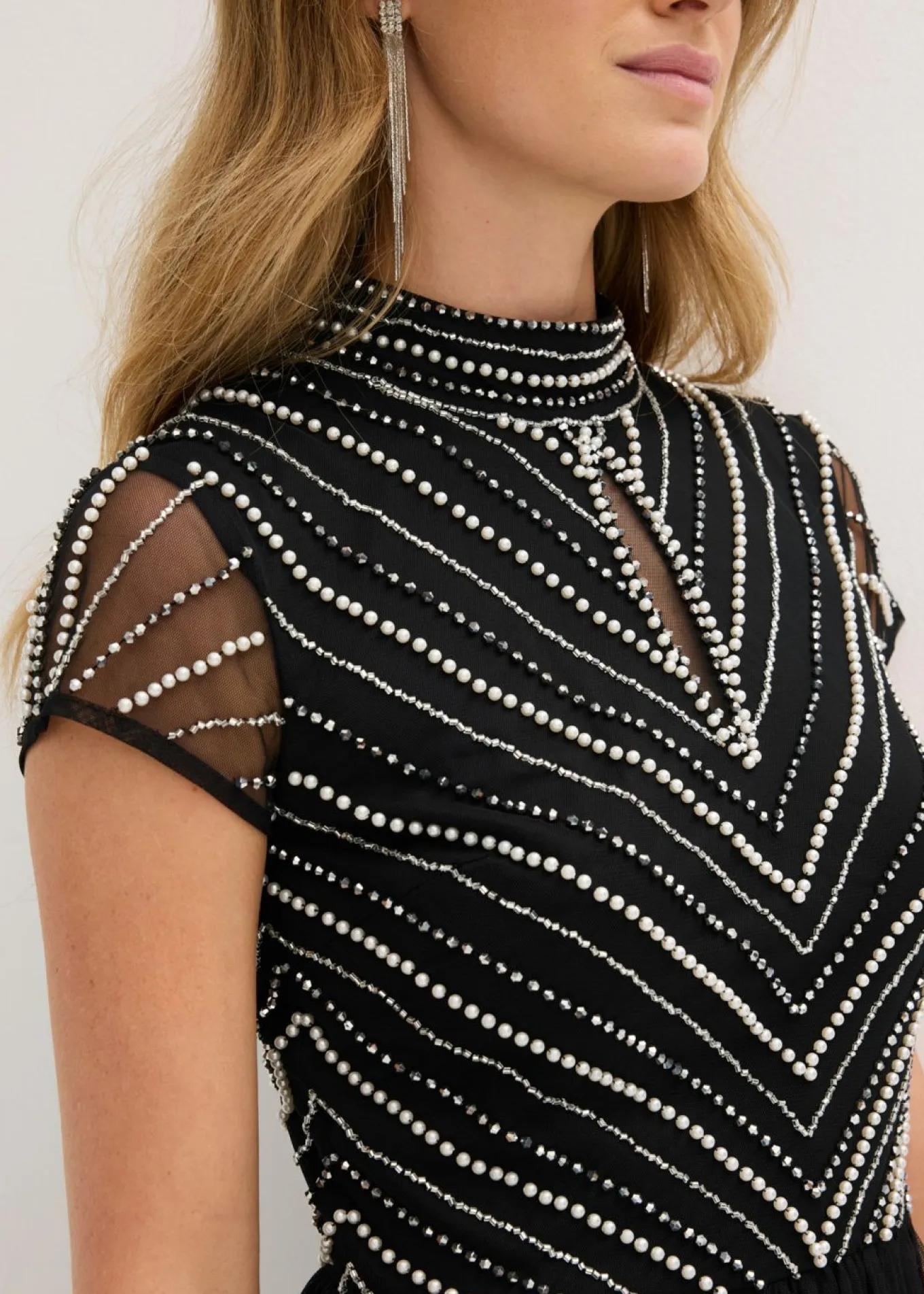Vestido largo con bordado de perlas