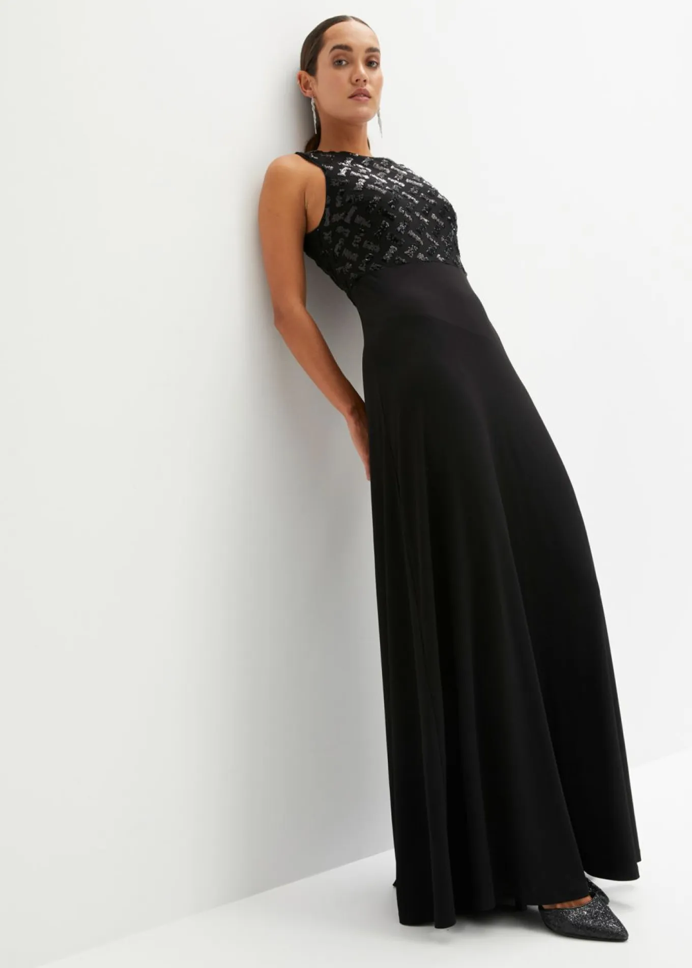 Vestido largo con bordado de lentejuelas