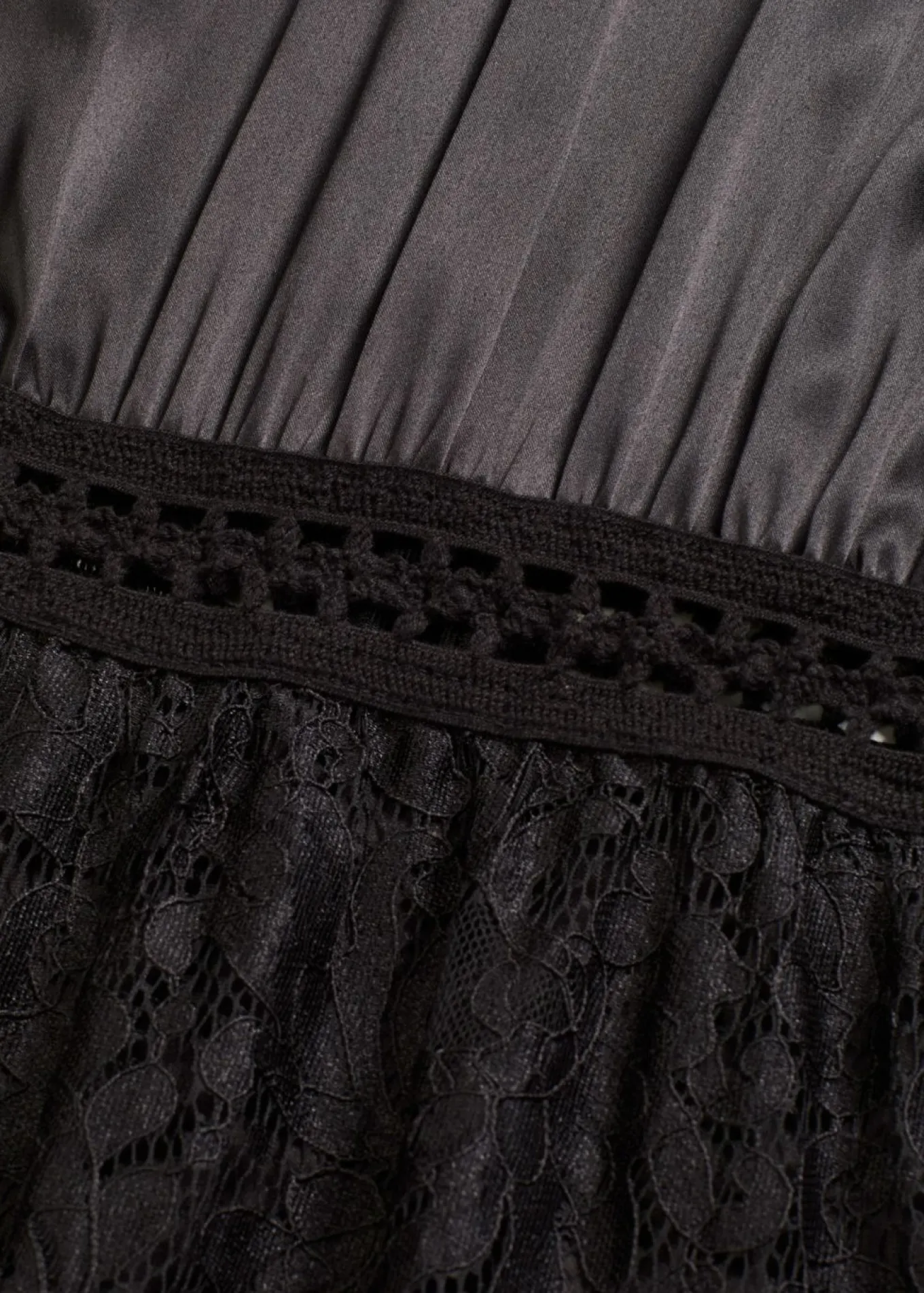 Vestido largo con falda de encaje