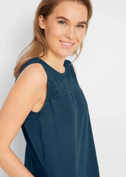 Vestido largo de lino con motivo perforado en el escote y abertura lateral