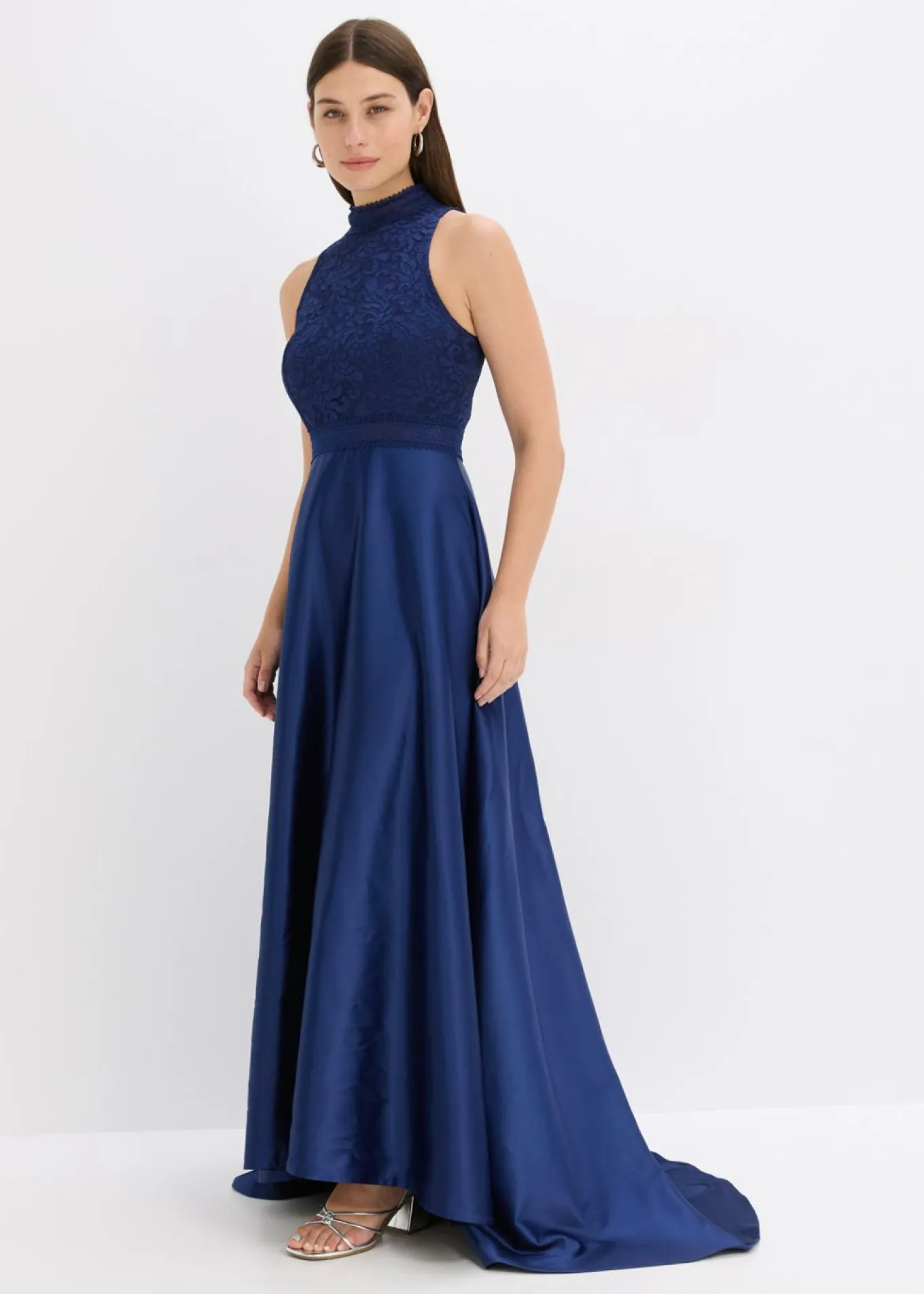 Vestido largo de satén brillante con encaje