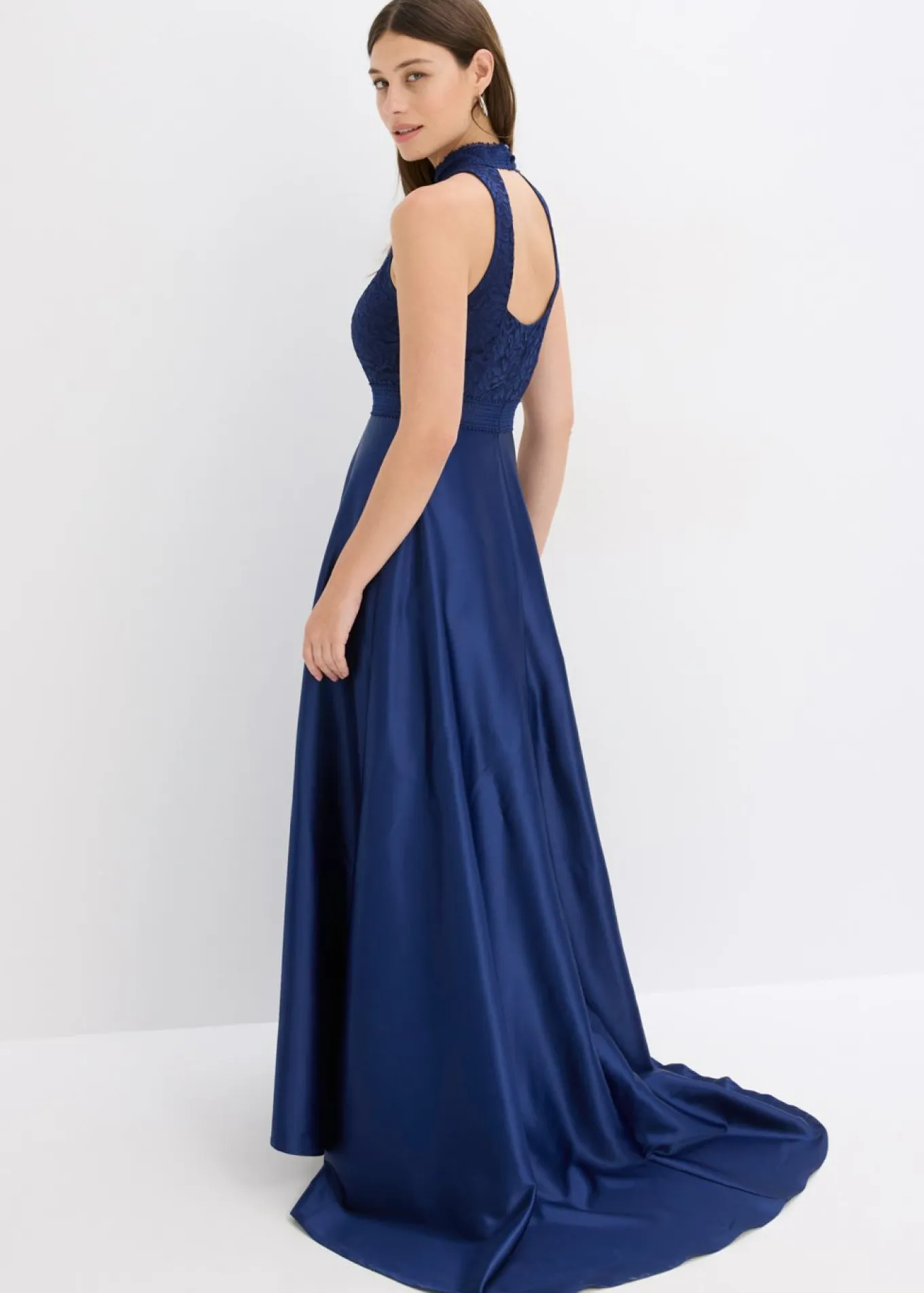 Vestido largo de satén brillante con encaje