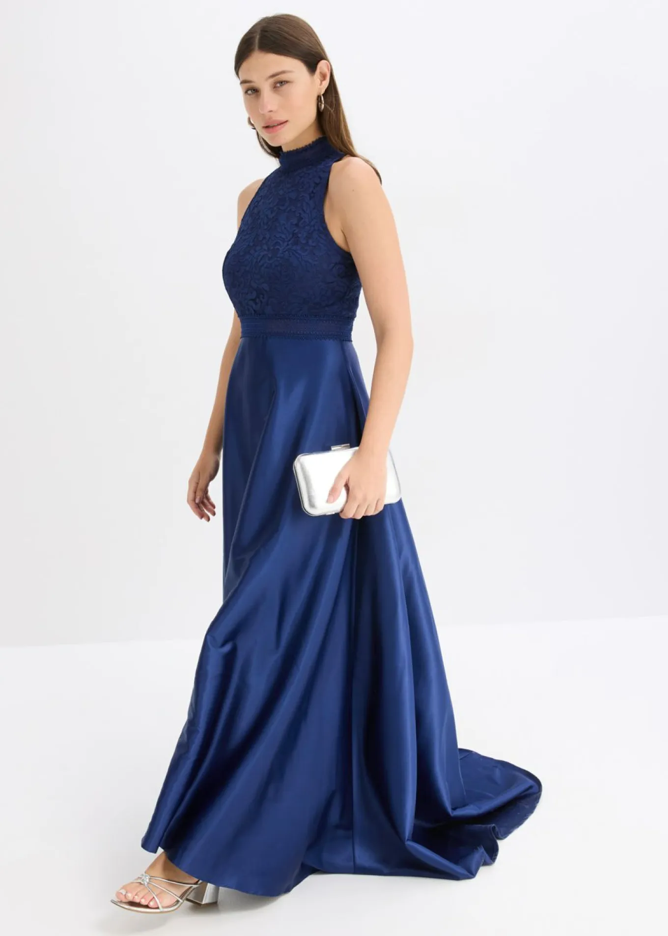 Vestido largo de satén brillante con encaje