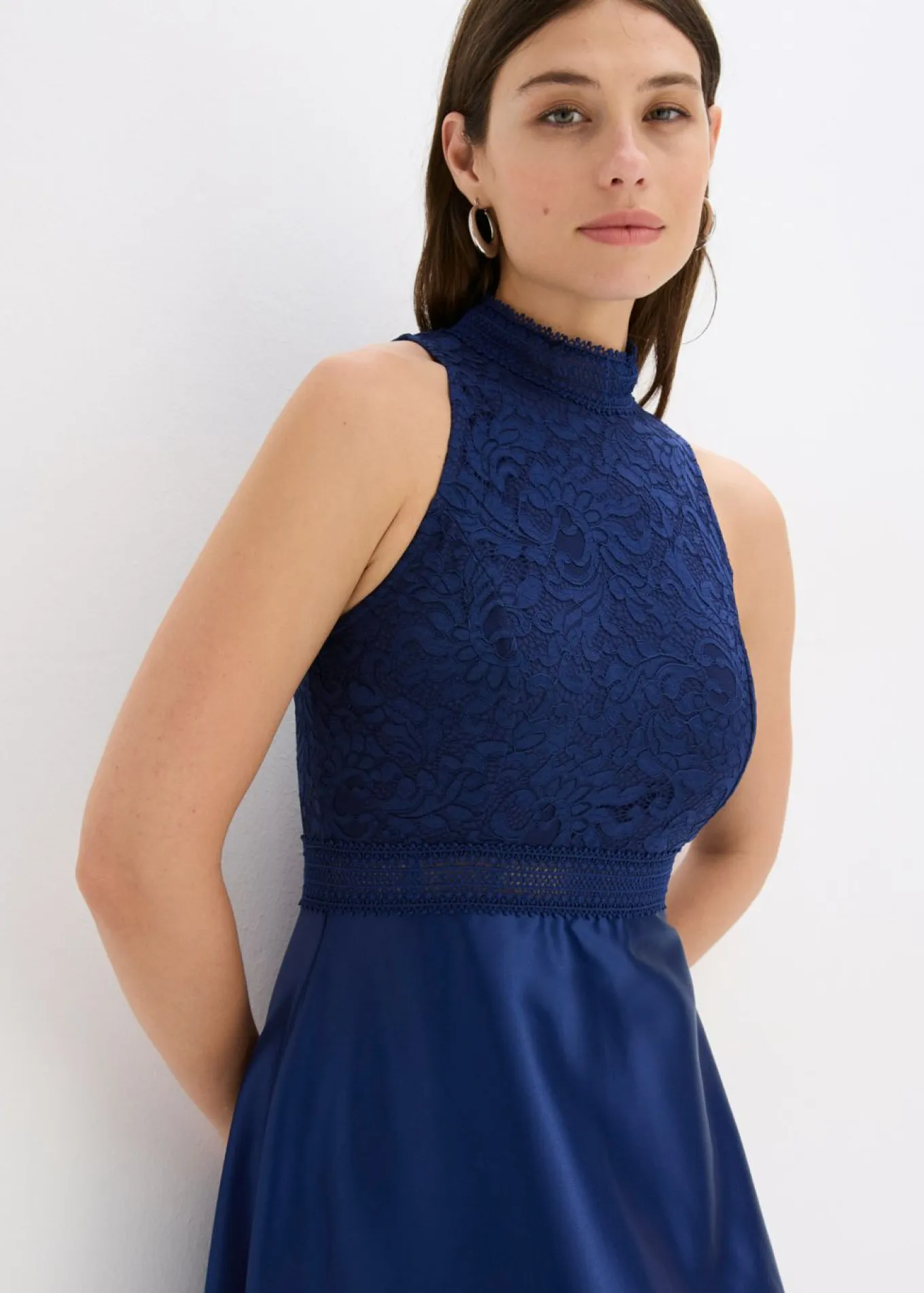 Vestido largo de satén brillante con encaje
