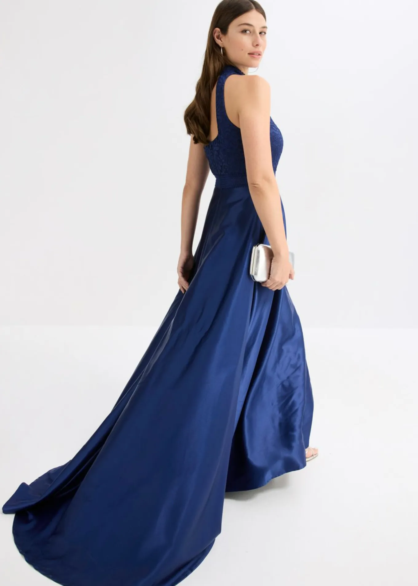 Vestido largo de satén brillante con encaje