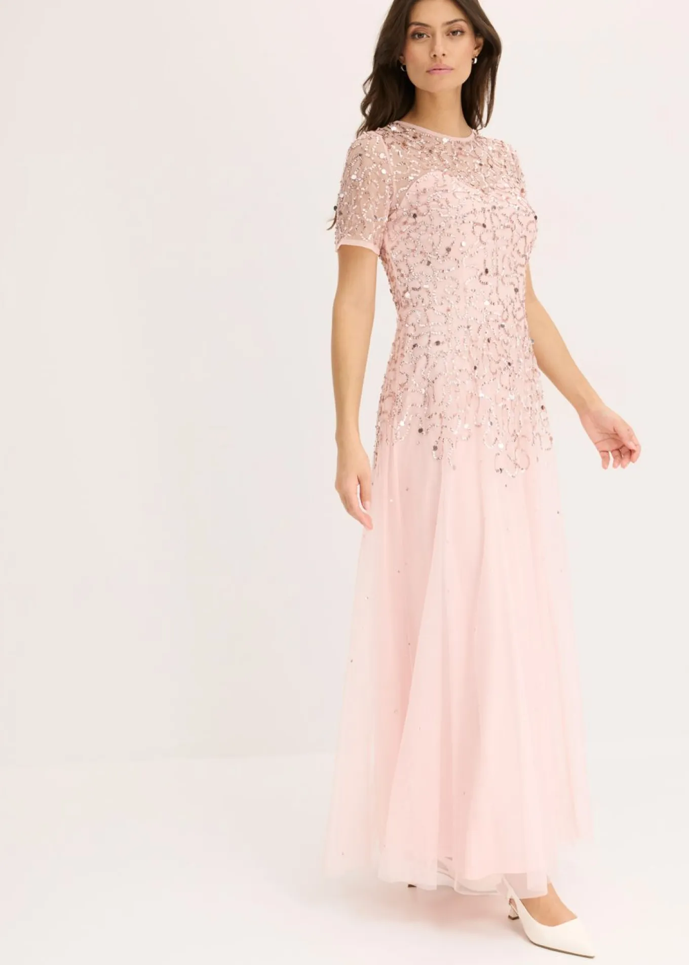 Vestido largo de tul delicado con bordado de lentejuelas