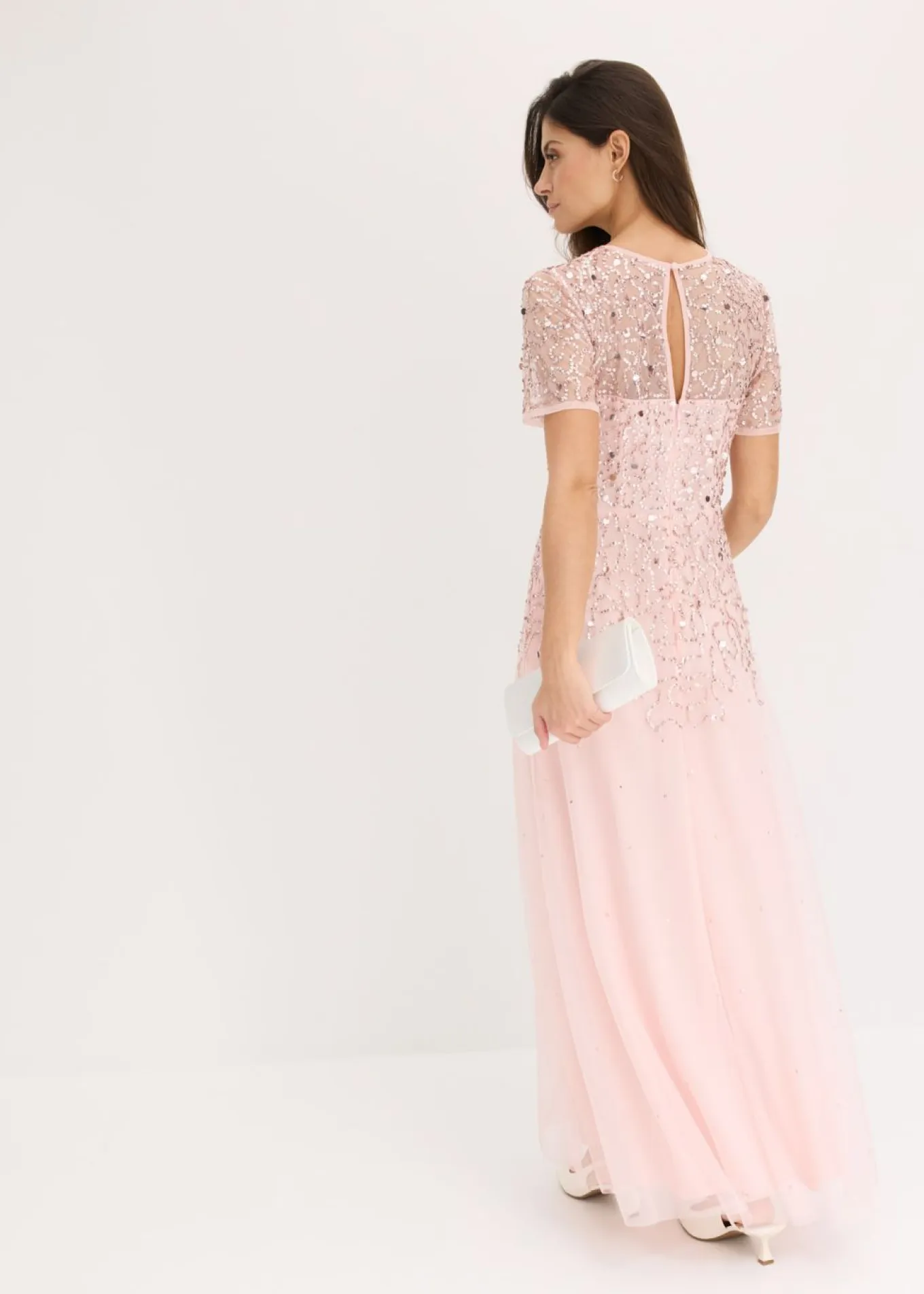 Vestido largo de tul delicado con bordado de lentejuelas