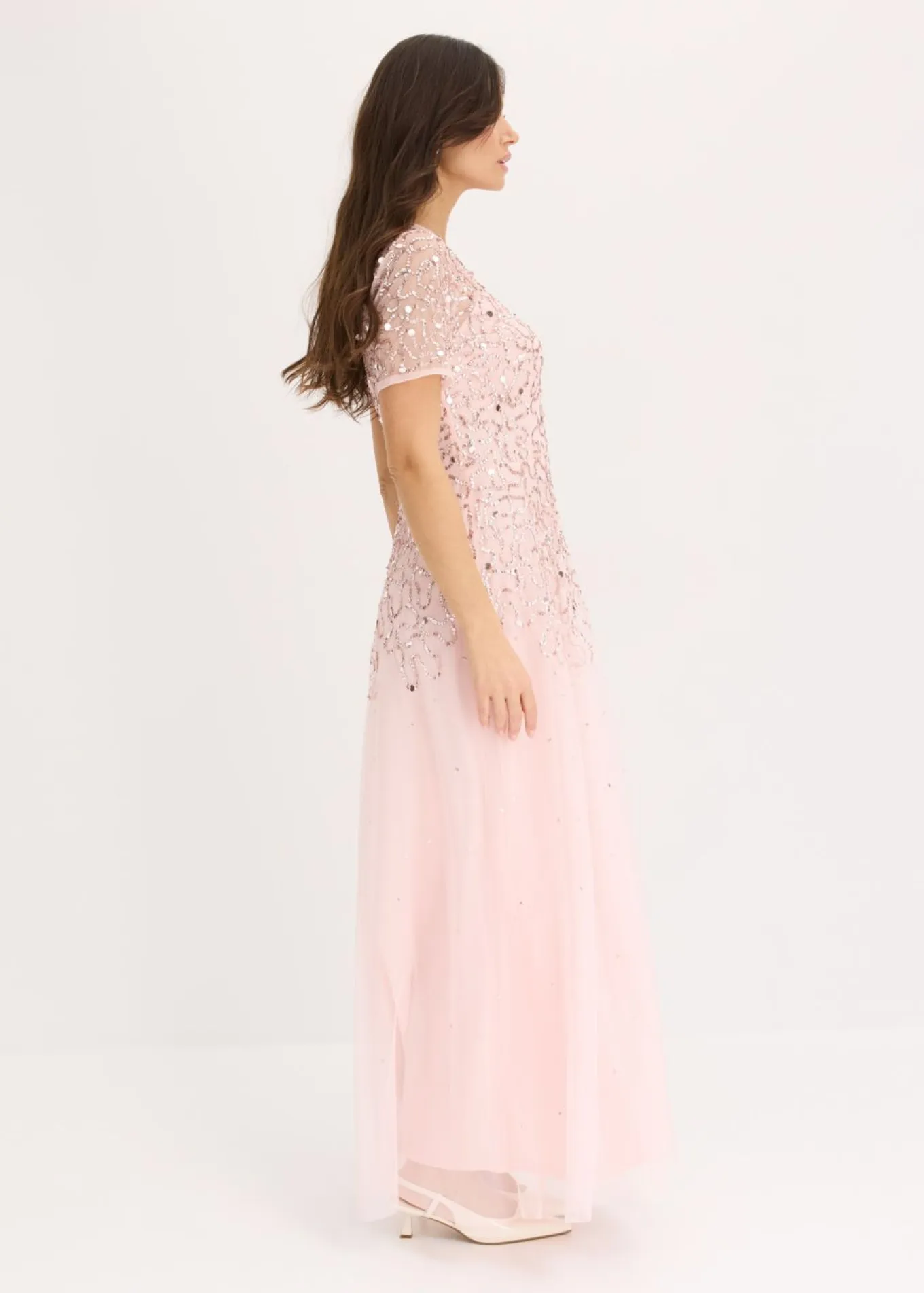 Vestido largo de tul delicado con bordado de lentejuelas