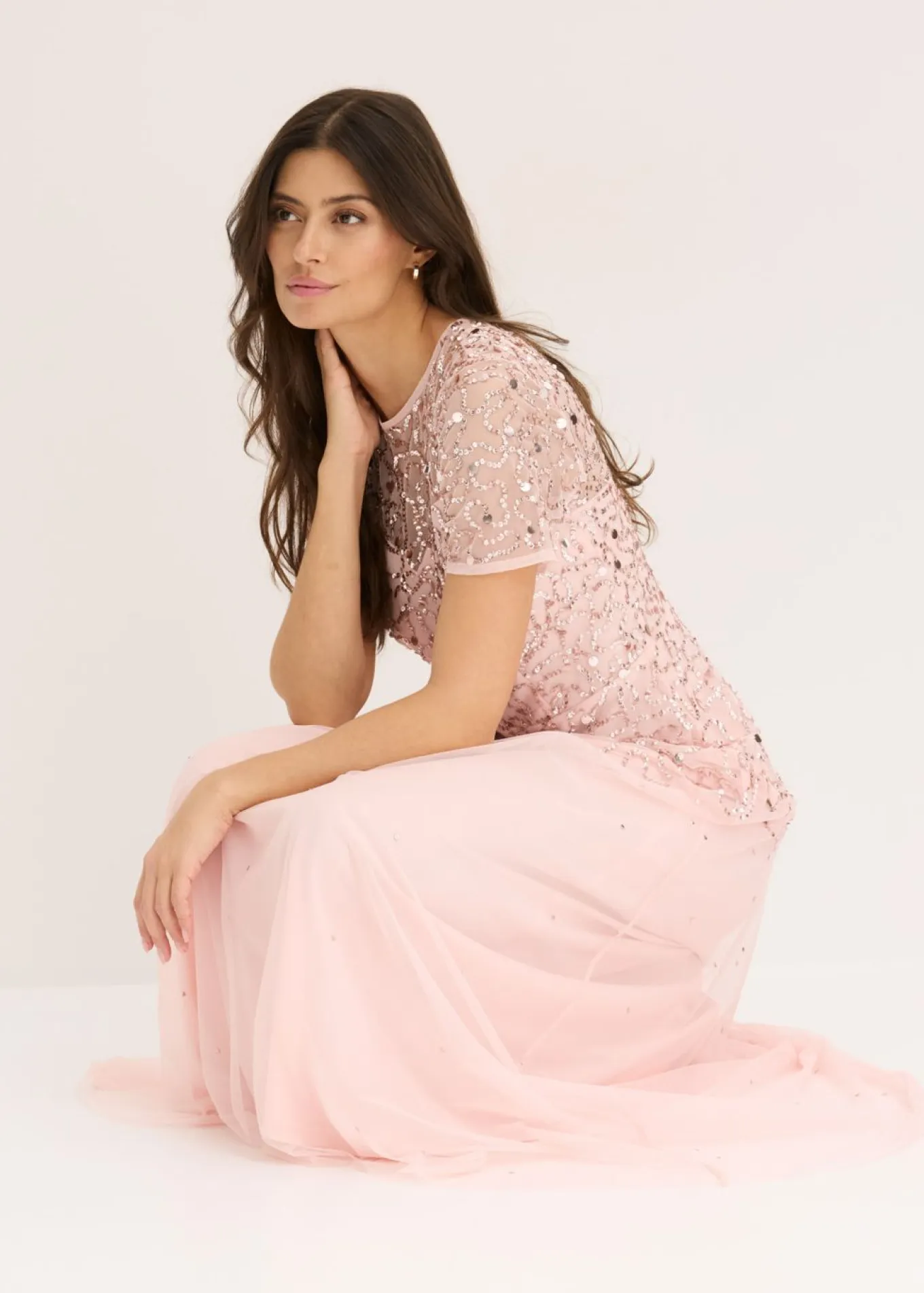 Vestido largo de tul delicado con bordado de lentejuelas