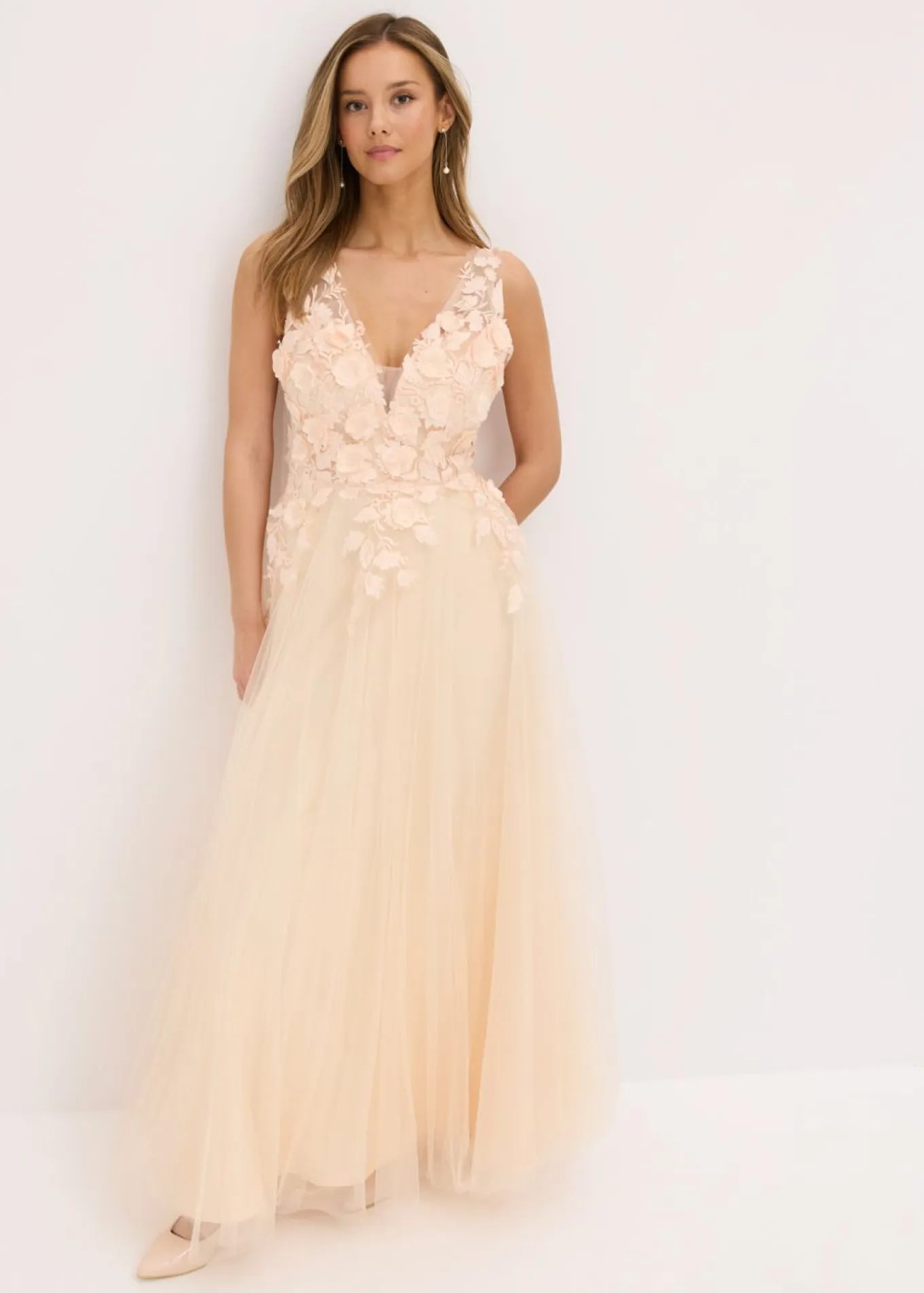 Vestido largo de tul delicado con aplicación de flores