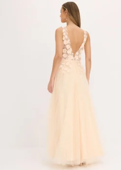 Vestido largo de tul delicado con aplicación de flores