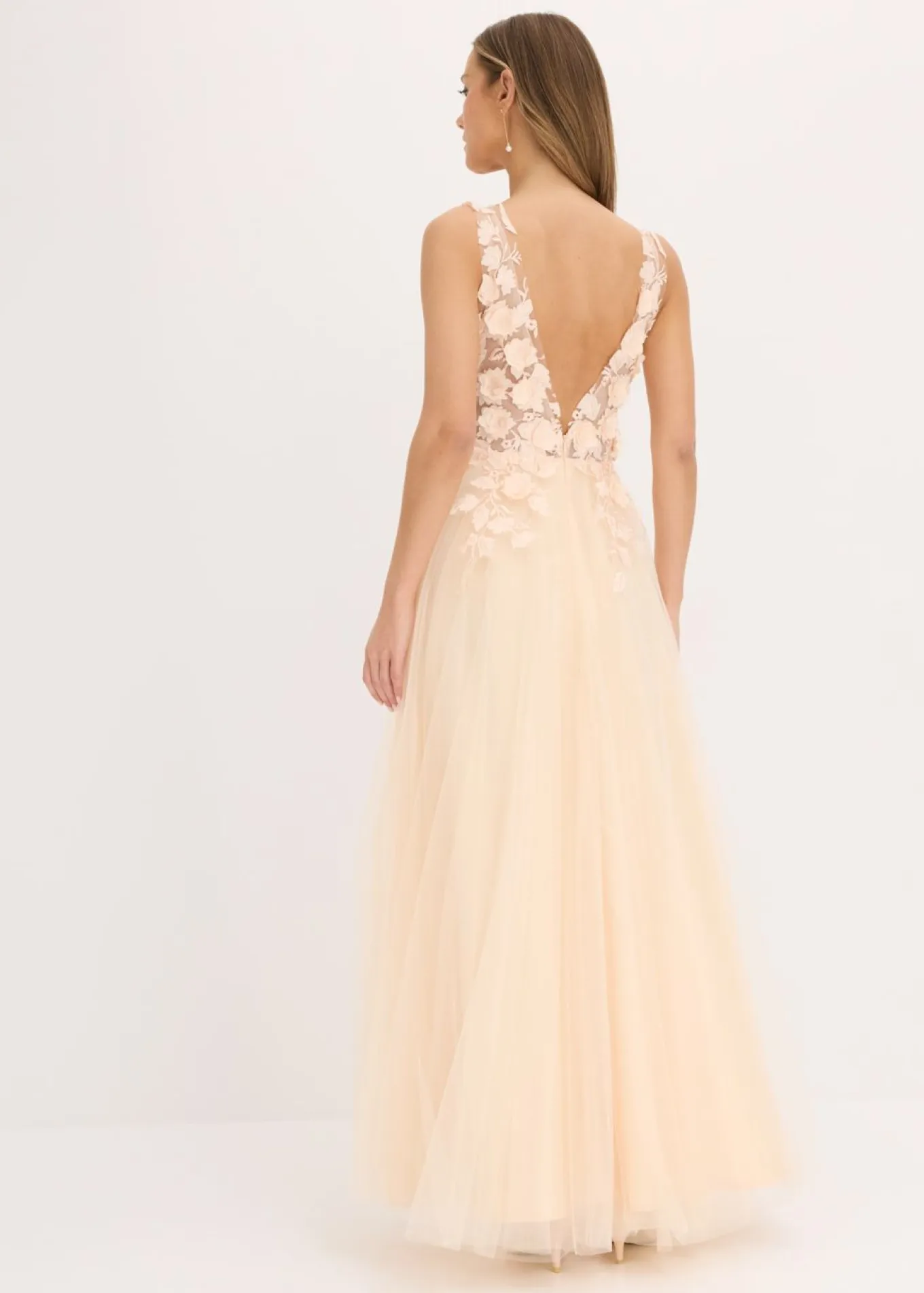 Vestido largo de tul delicado con aplicación de flores