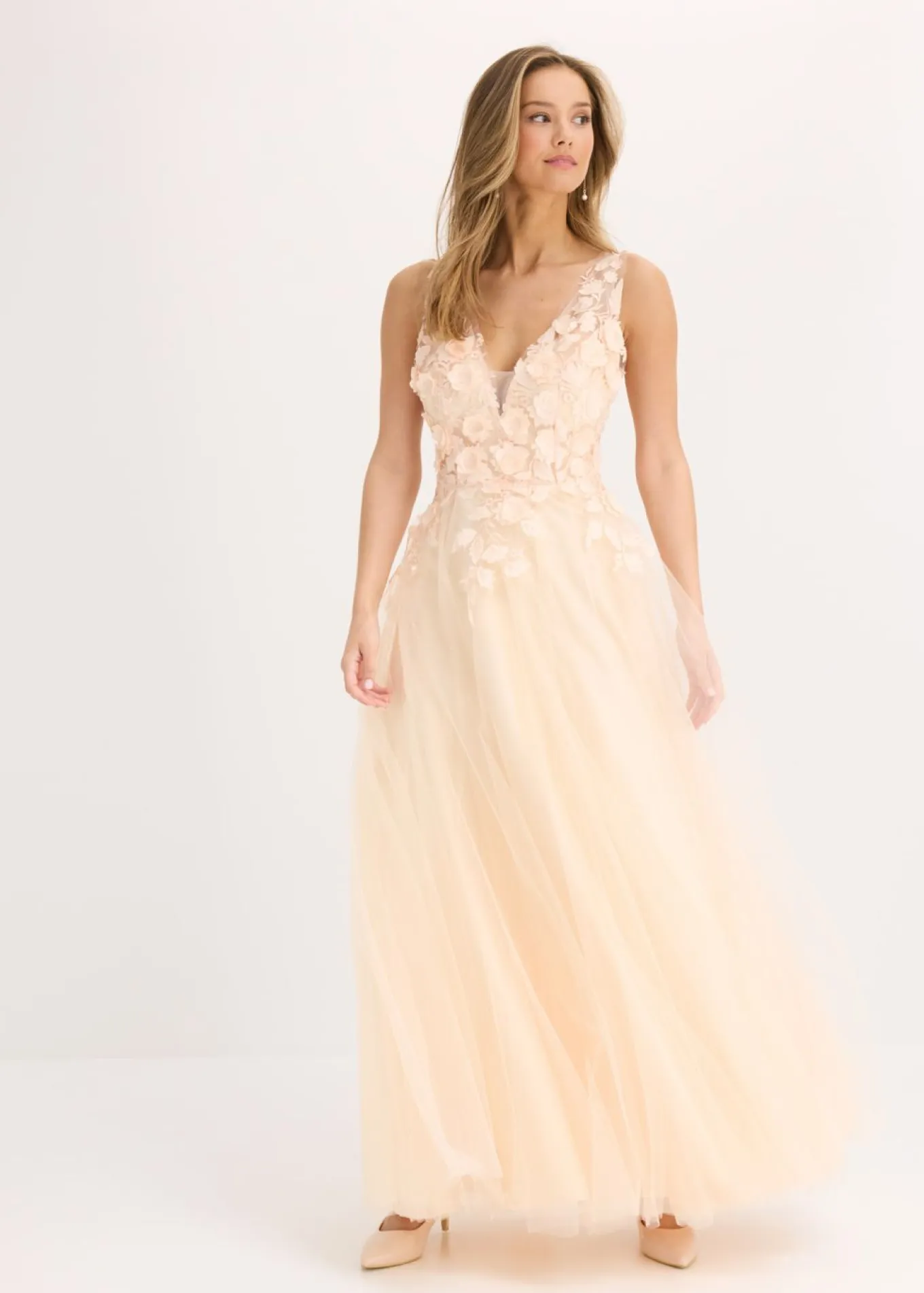 Vestido largo de tul delicado con aplicación de flores