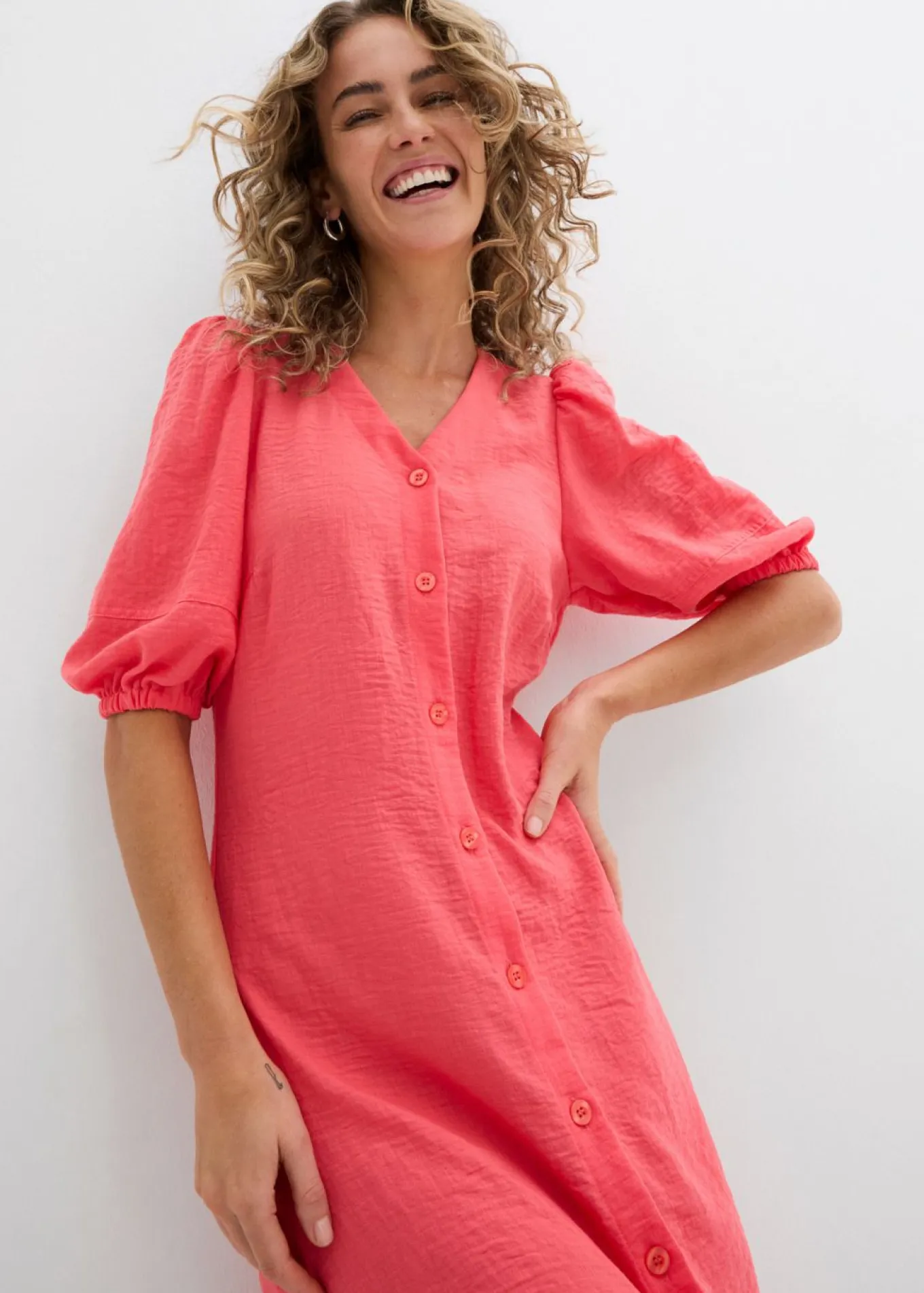 Vestido midi acampanado con mangas abullonadas