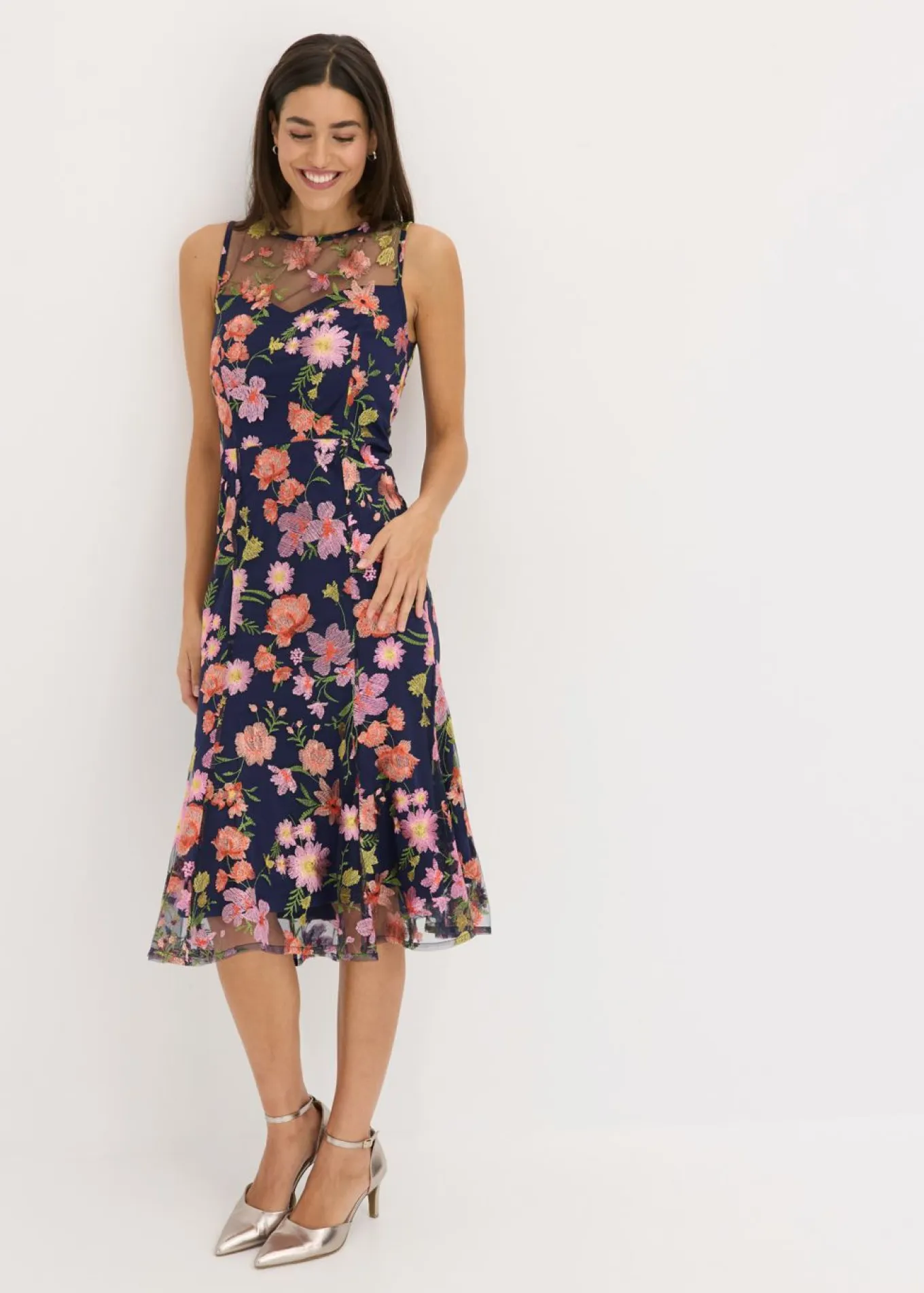 Vestido midi con bordado floral