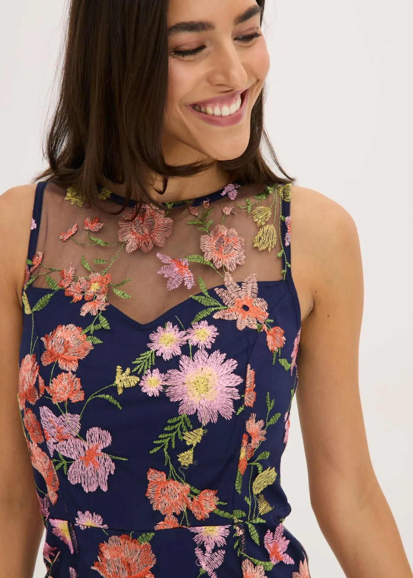 Vestido midi con bordado floral