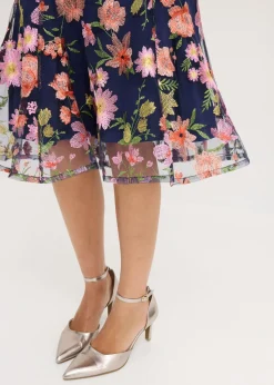 Vestido midi con bordado floral