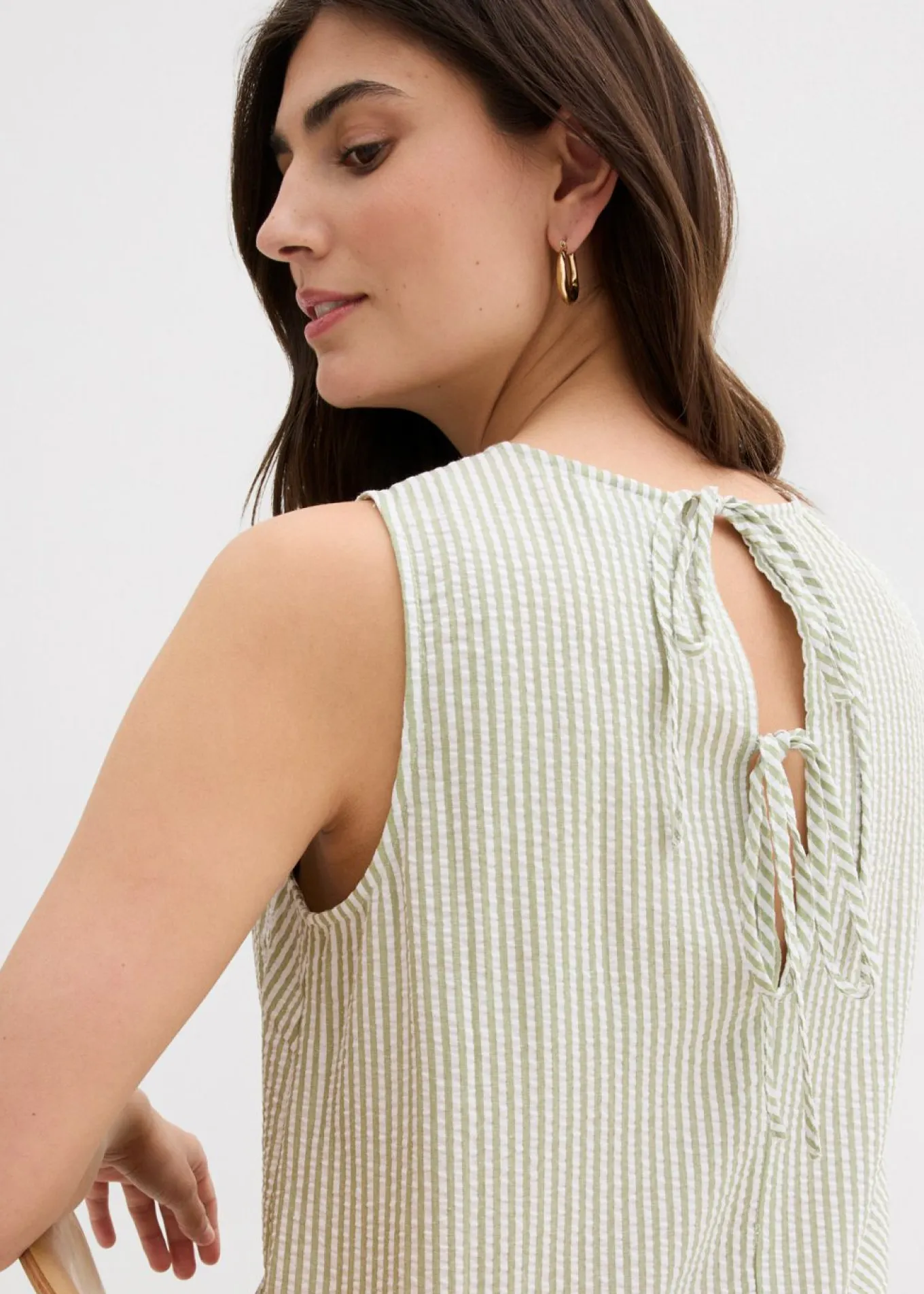 Vestido midi con corte en