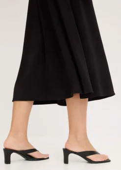 Vestido midi con detalle metálico decorativo