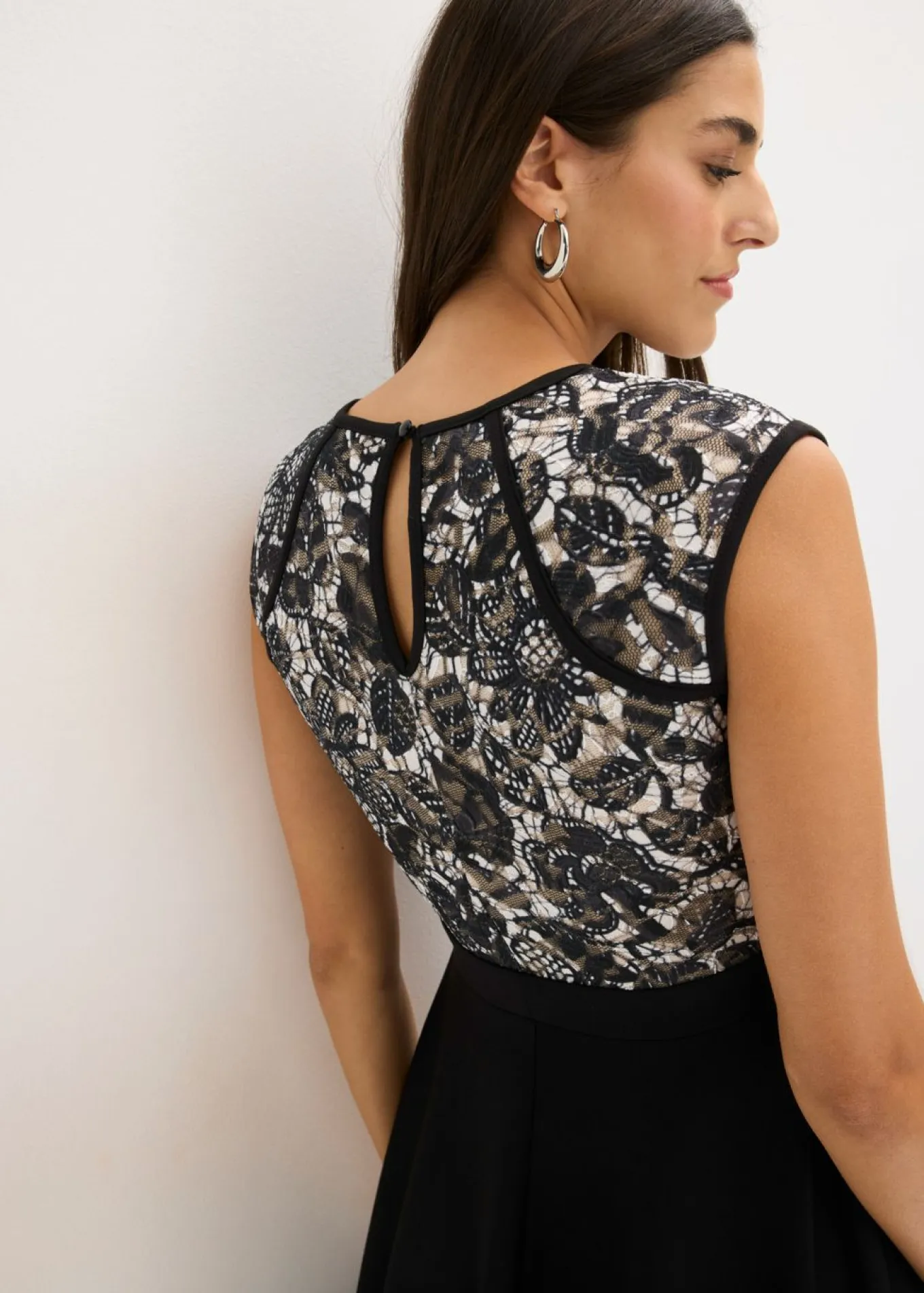 Vestido midi con encaje