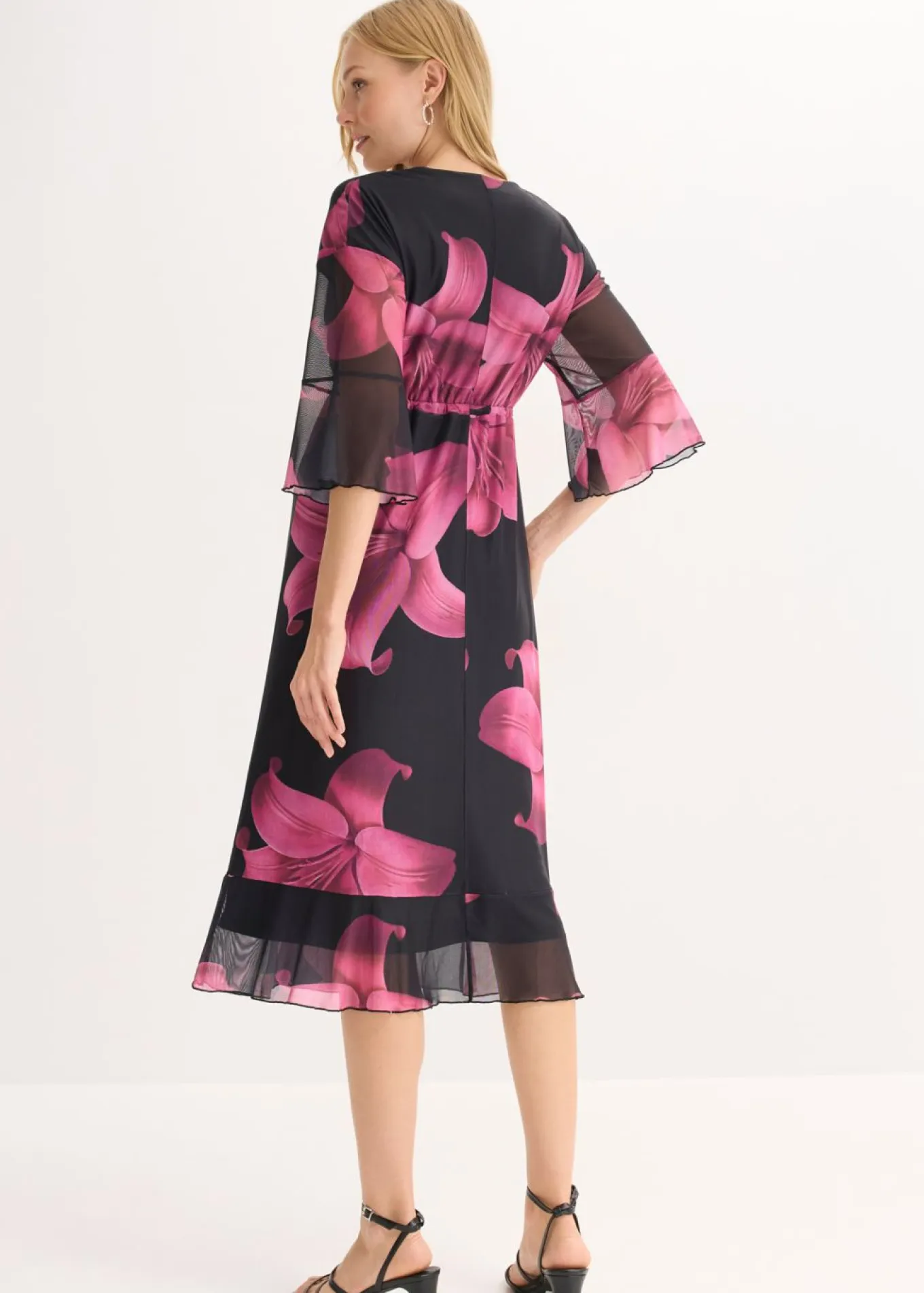 Vestido midi con escote pronunciado