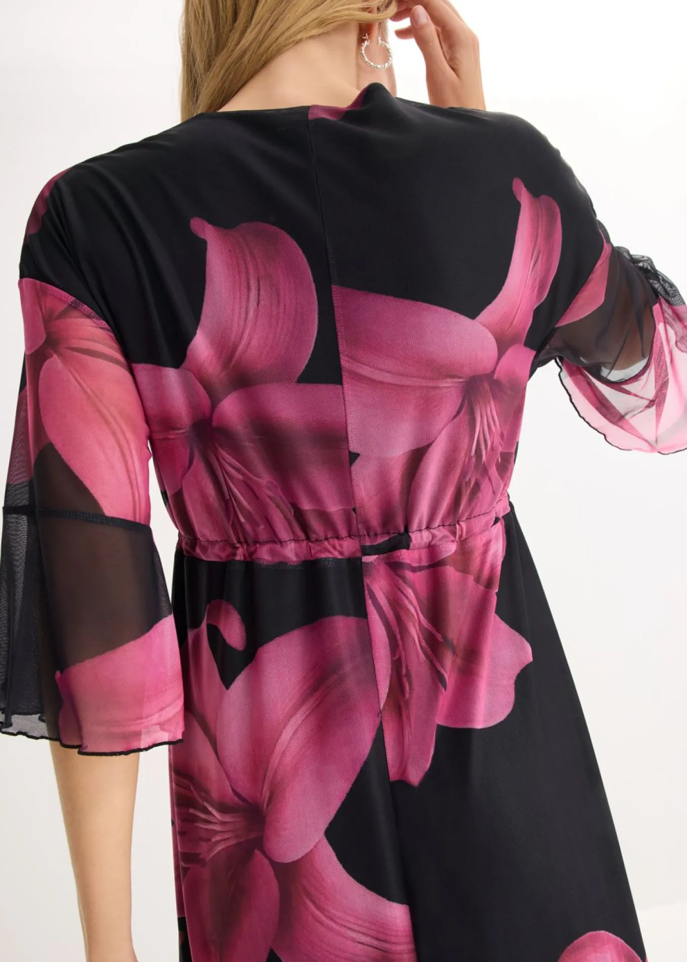 Vestido midi con escote pronunciado