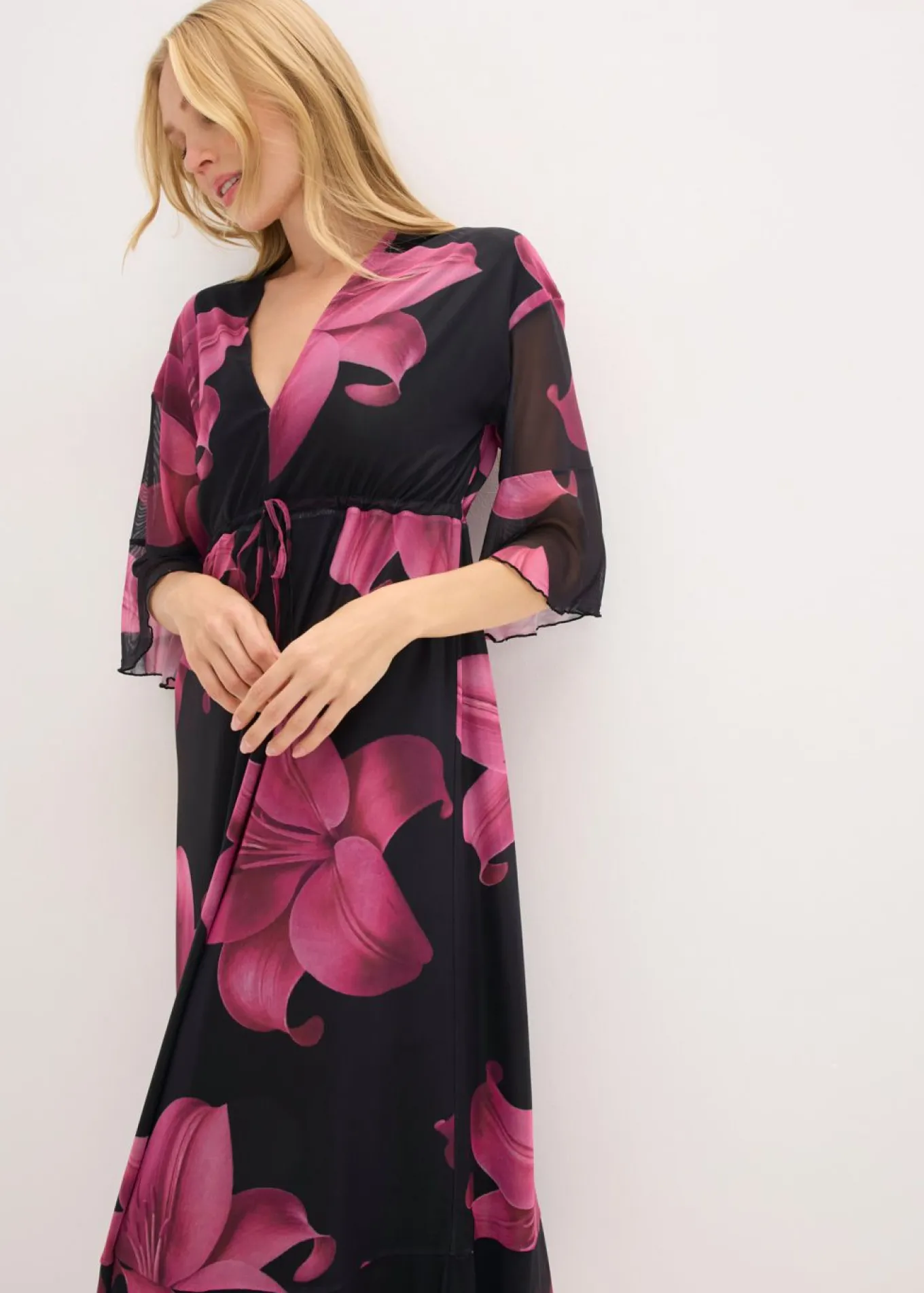 Vestido midi con escote pronunciado