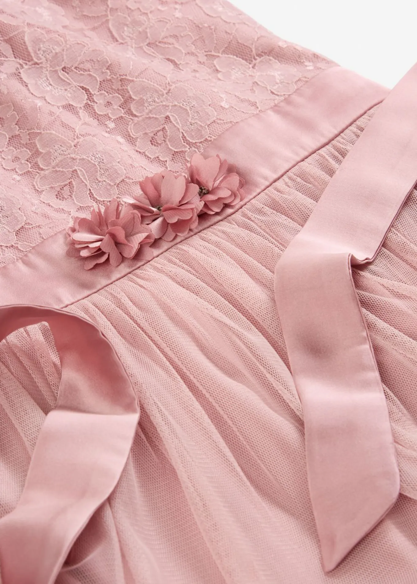 Vestido midi de encaje delicado y tul