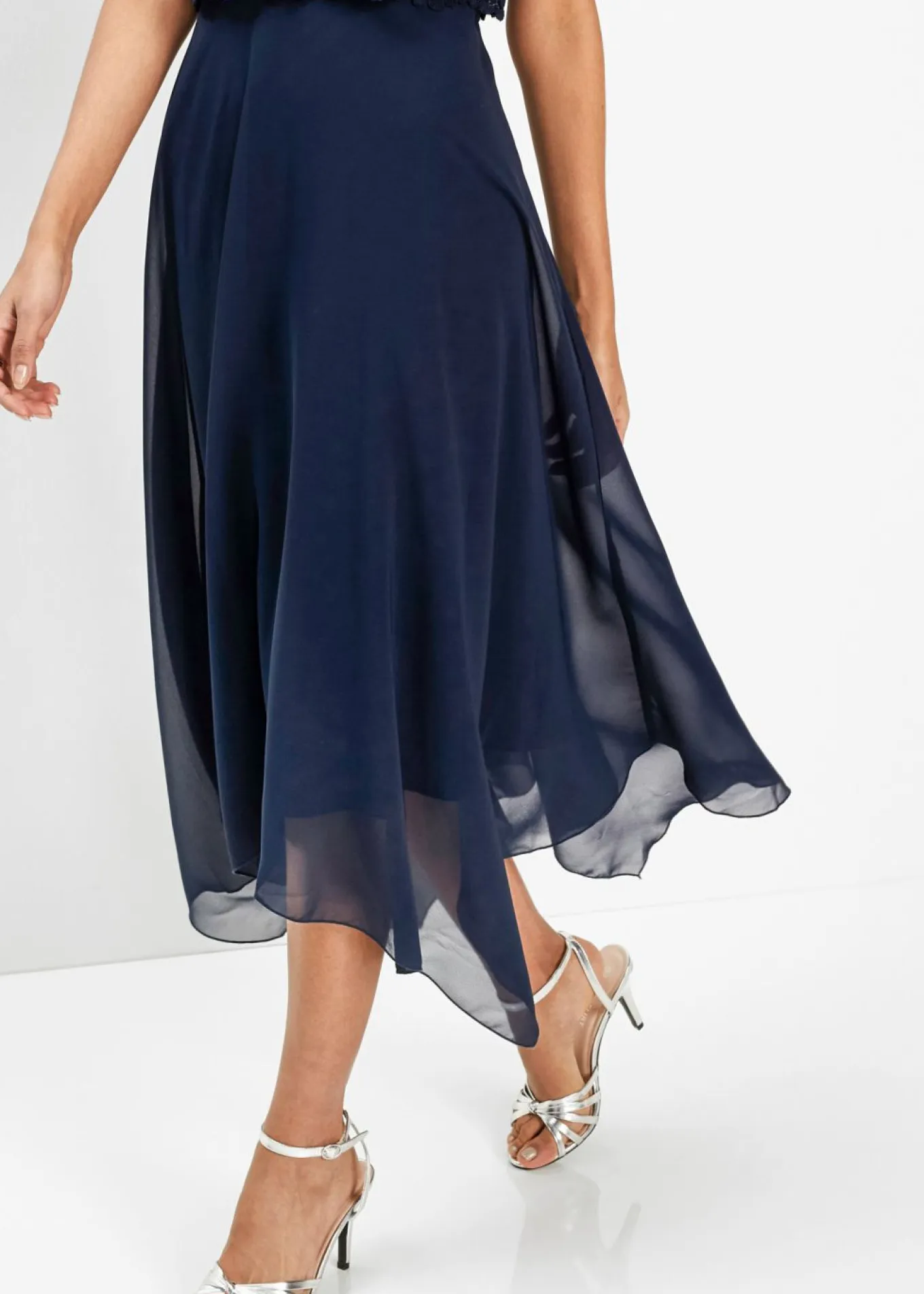 Vestido midi de gasa fina con encaje