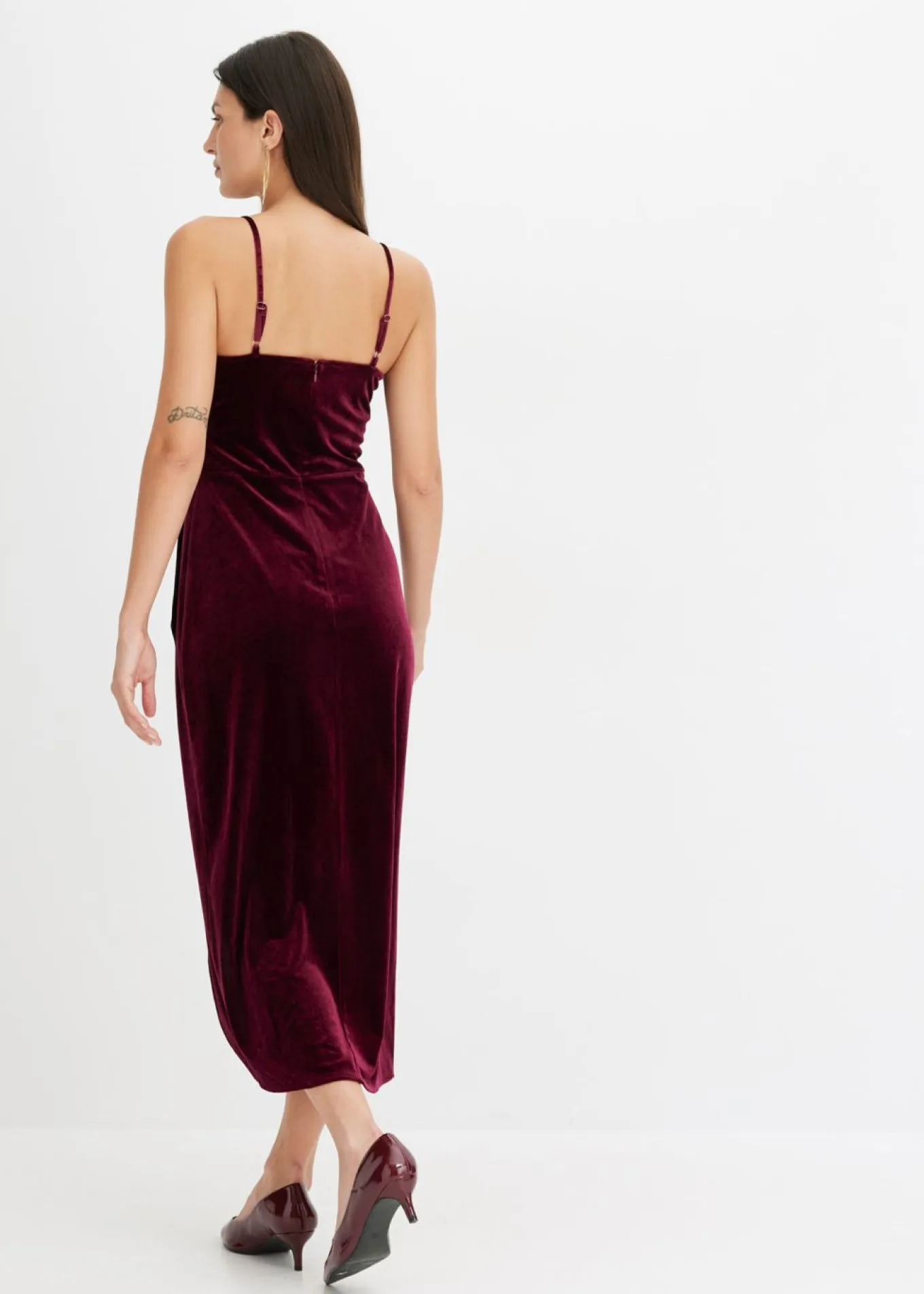 Vestido midi de terciopelo suave y tirantes finos