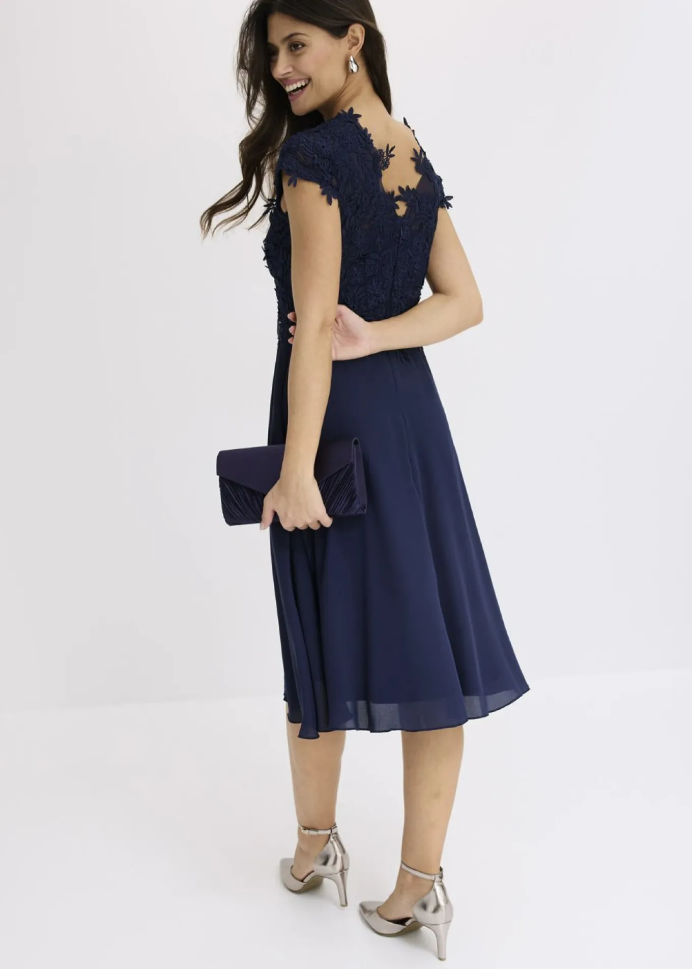Vestido midi de tul delicado con encaje