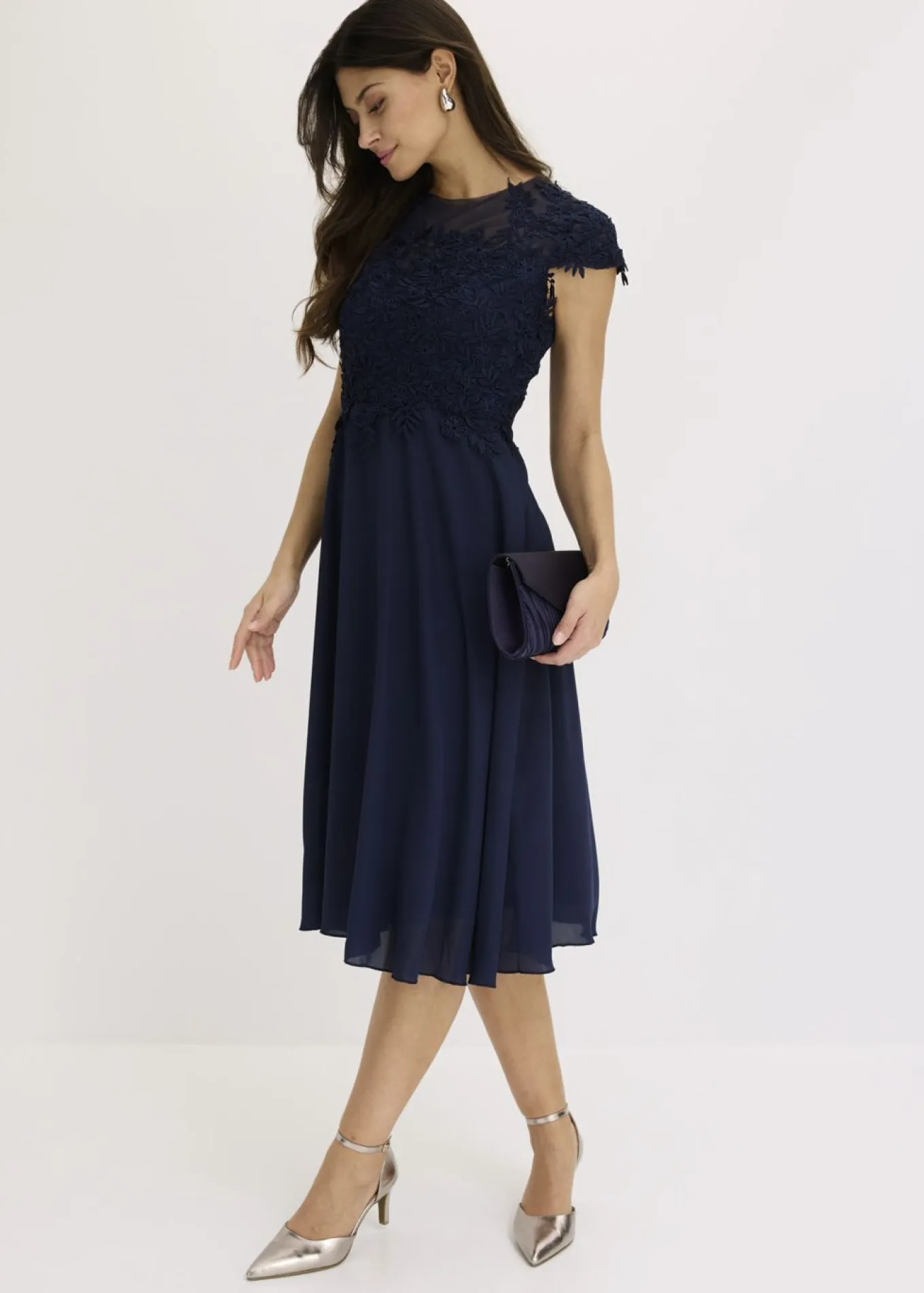 Vestido midi de tul delicado con encaje