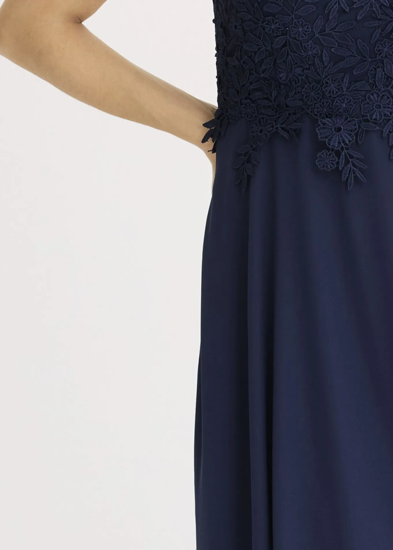Vestido midi de tul delicado con encaje