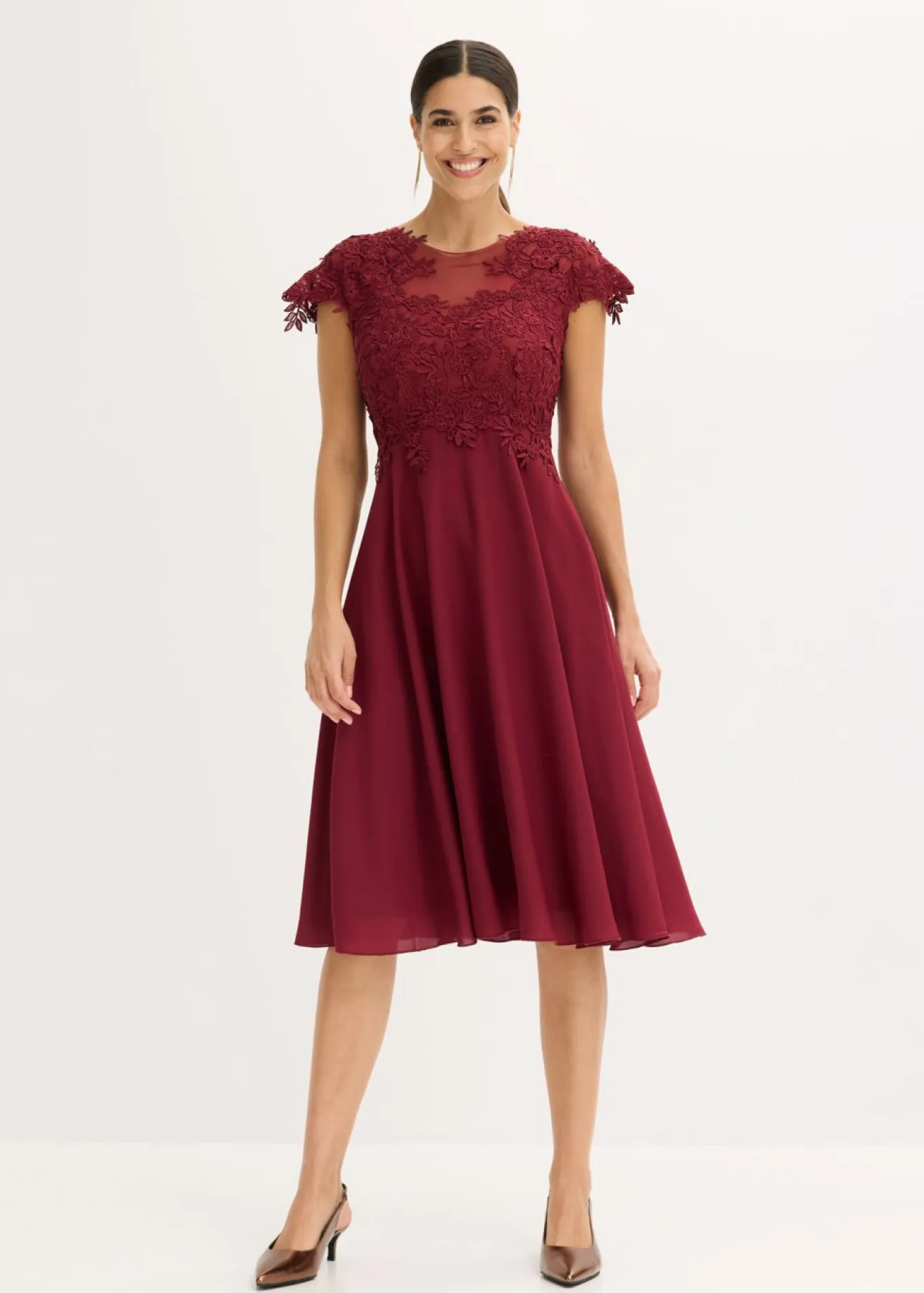Vestido midi de tul delicado con encaje