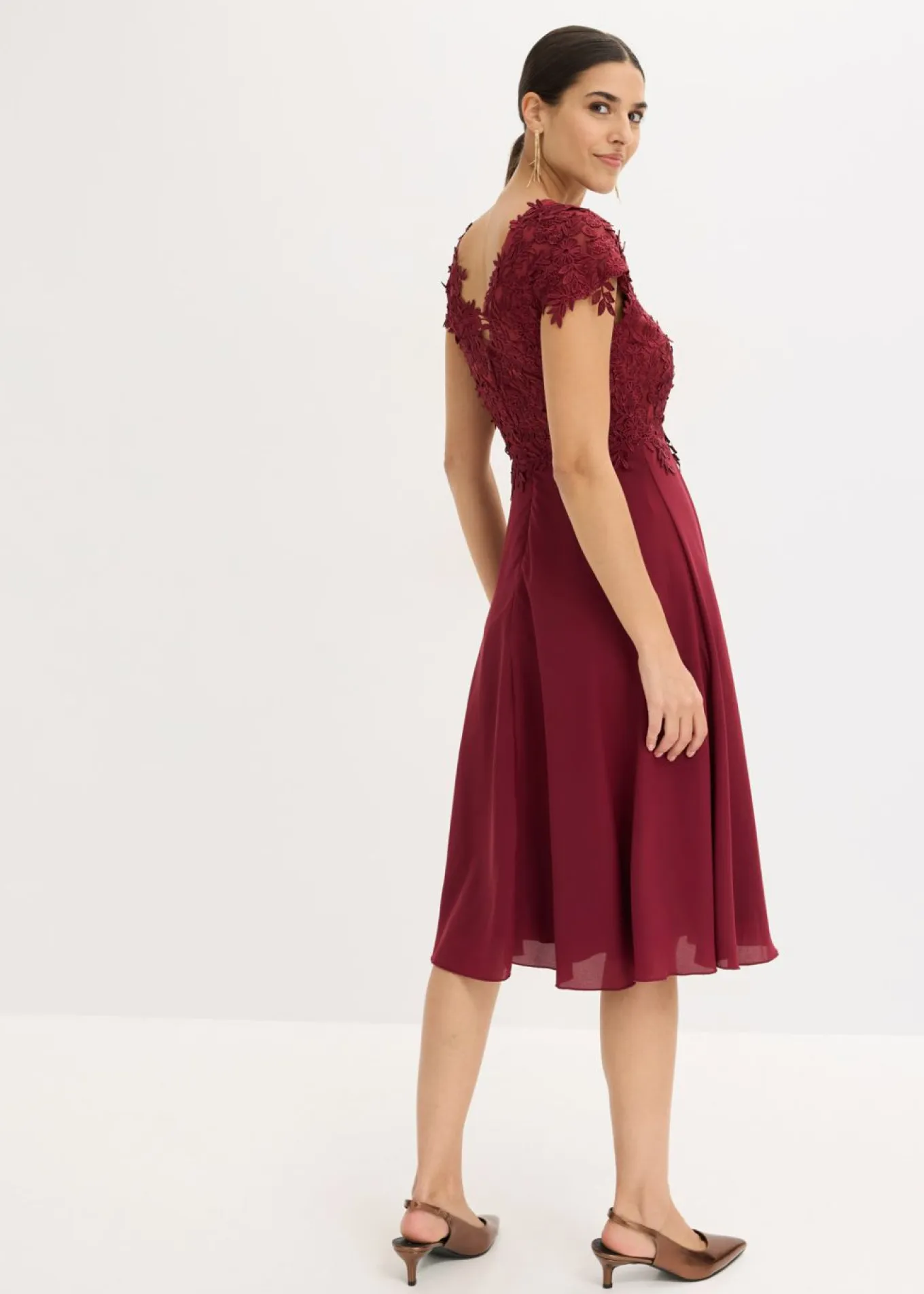 Vestido midi de tul delicado con encaje