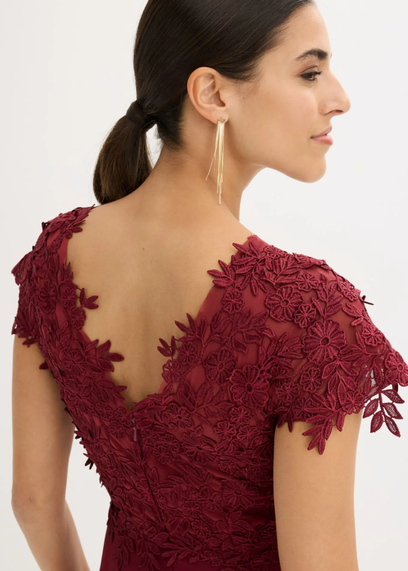 Vestido midi de tul delicado con encaje
