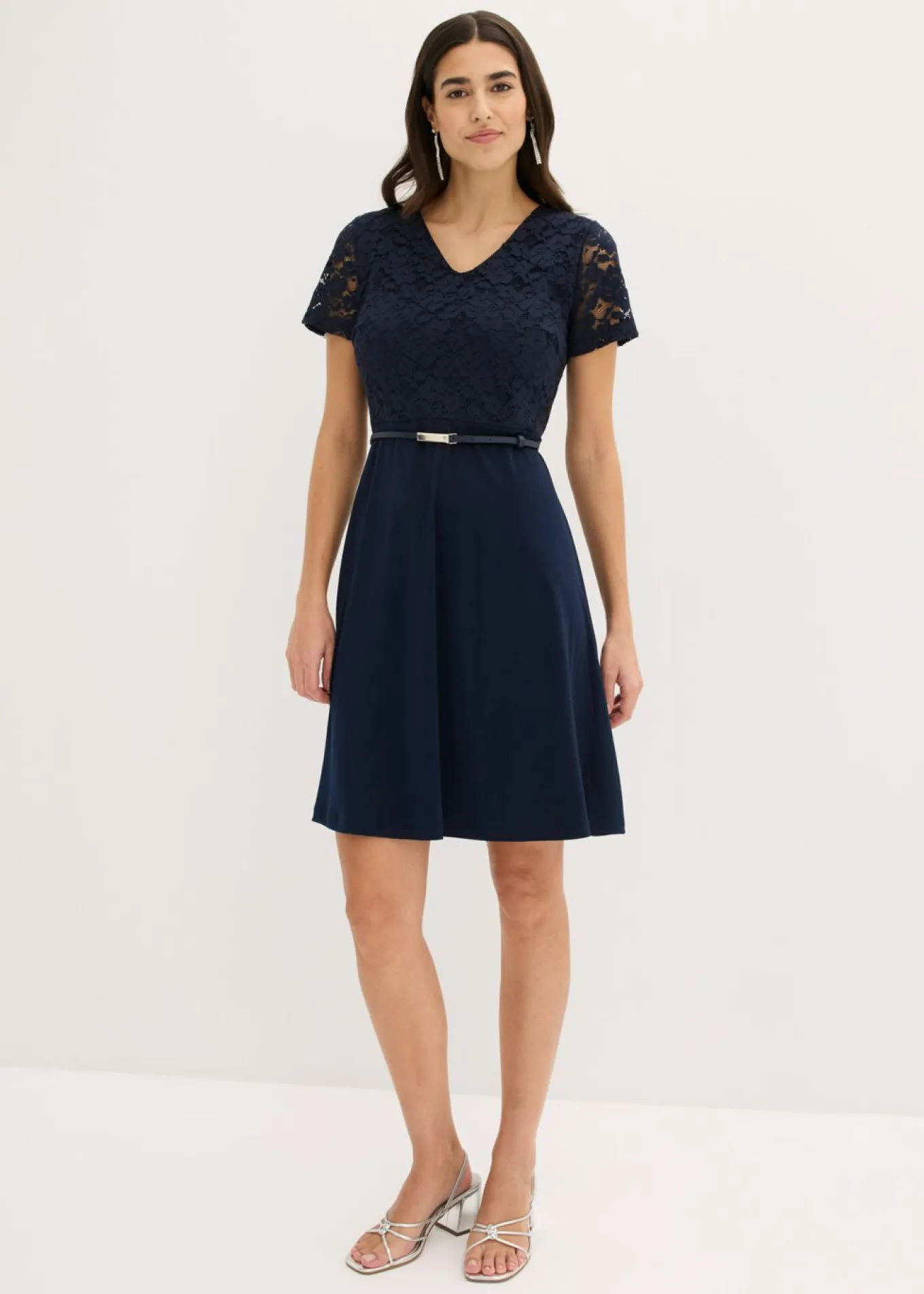 Vestido mini con encaje y cinturón