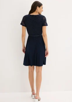 Vestido mini con encaje y cinturón