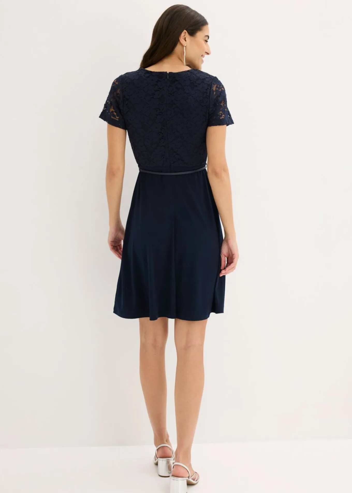 Vestido mini con encaje y cinturón