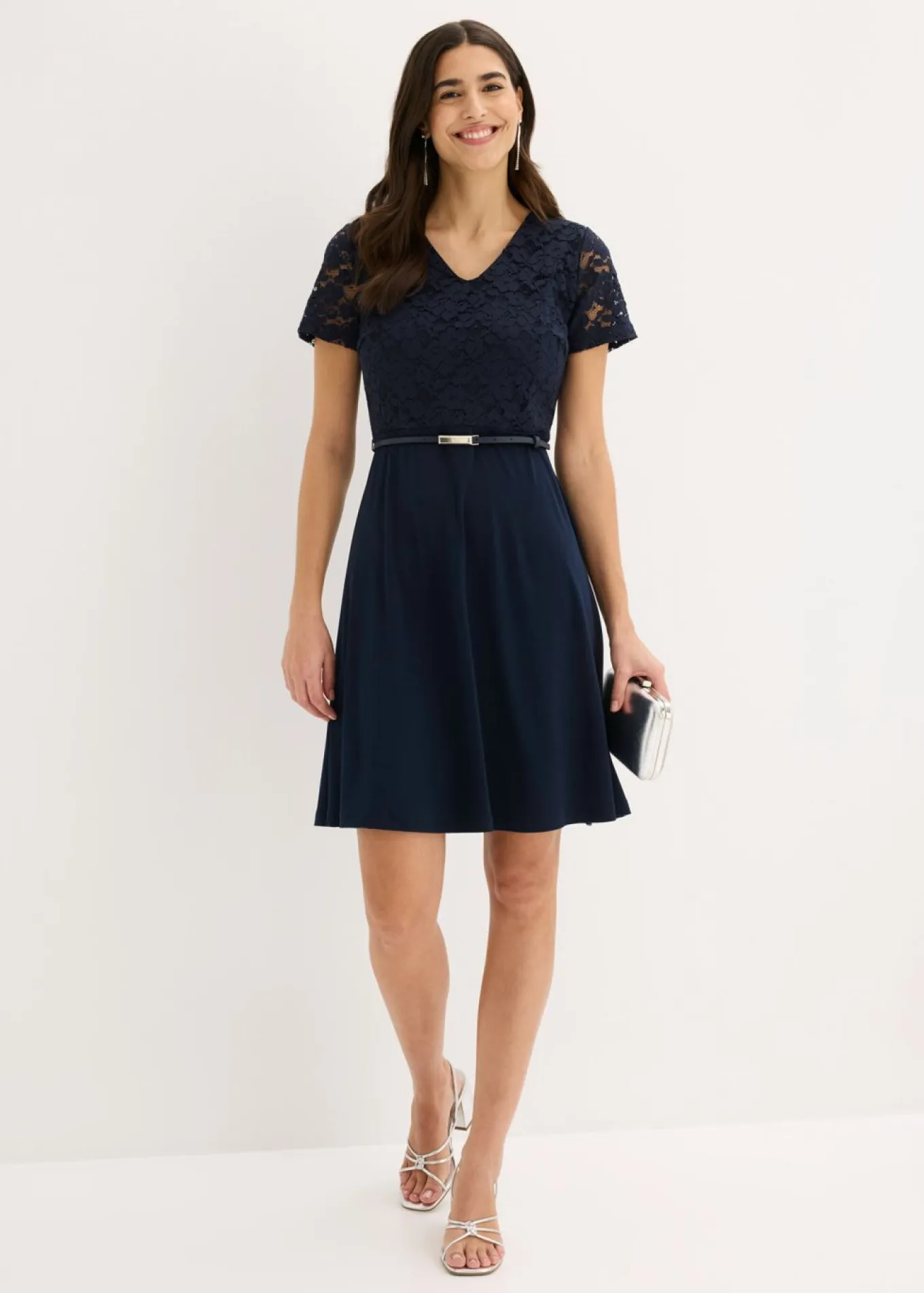 Vestido mini con encaje y cinturón