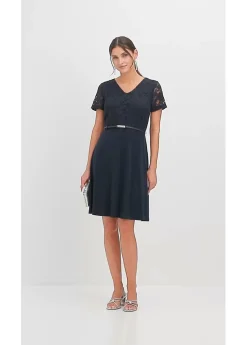 Vestido mini con encaje y cinturón