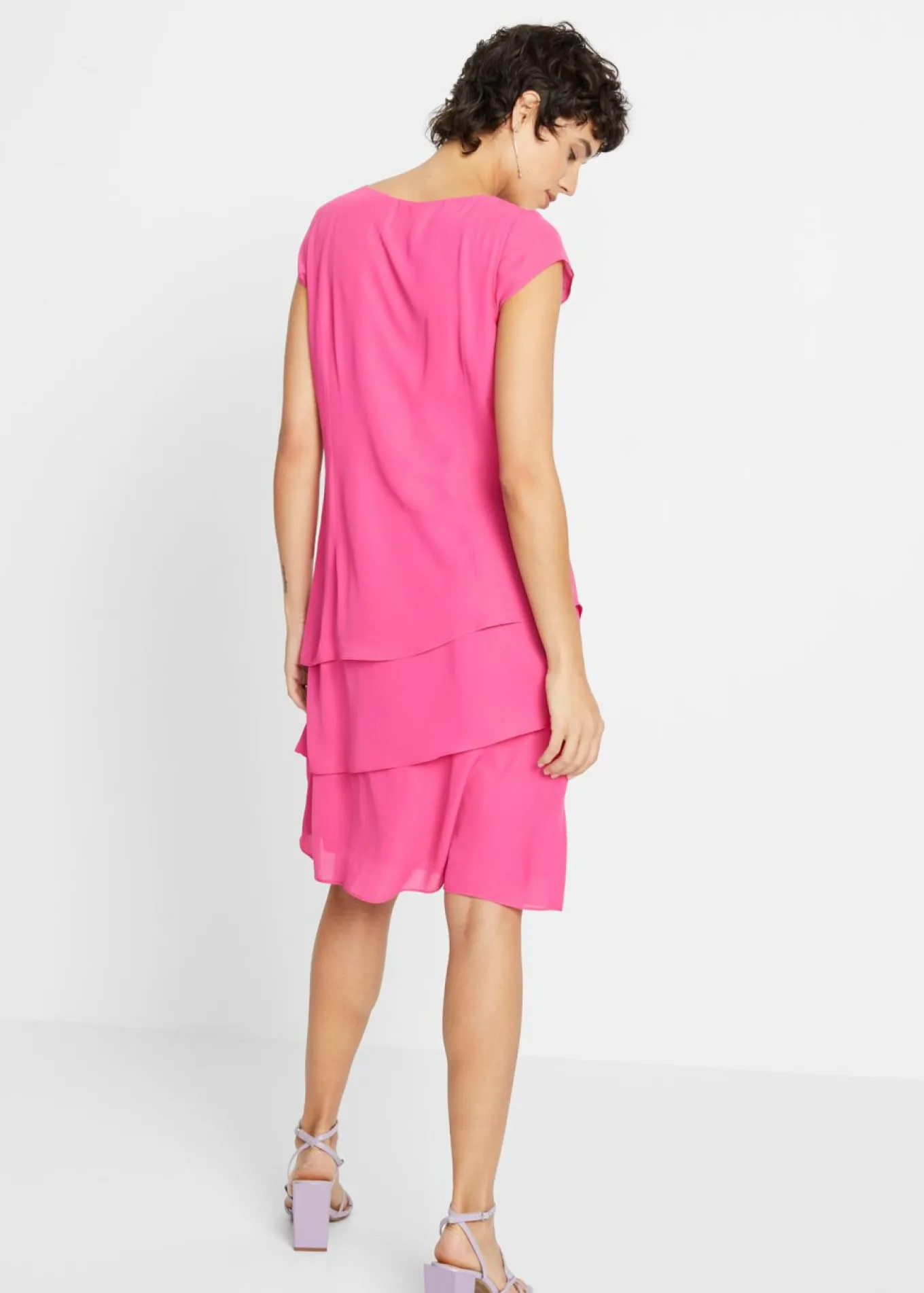 Vestido mini con look de capas y accesorios decorativos