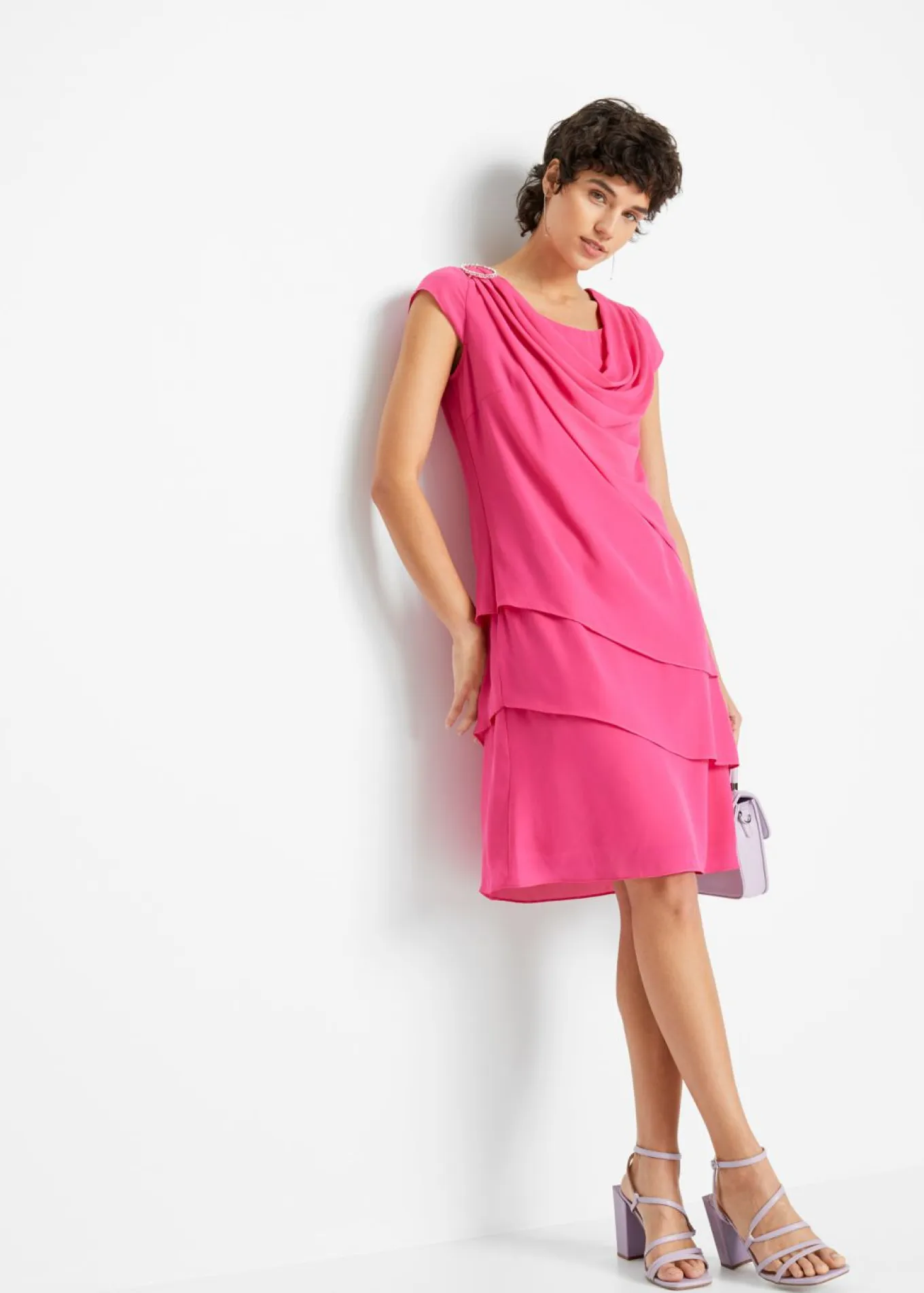 Vestido mini con look de capas y accesorios decorativos