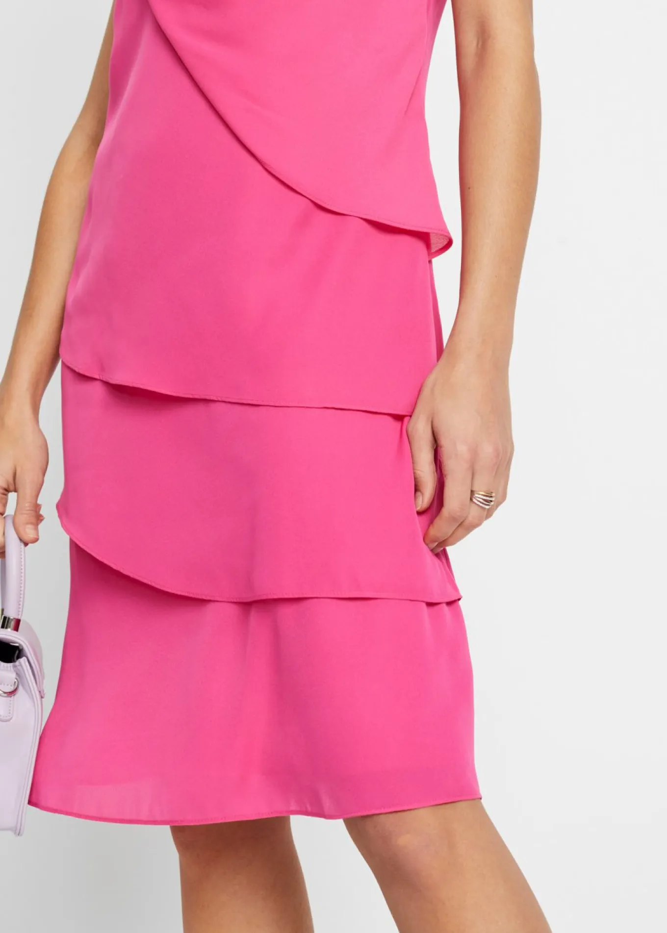 Vestido mini con look de capas y accesorios decorativos