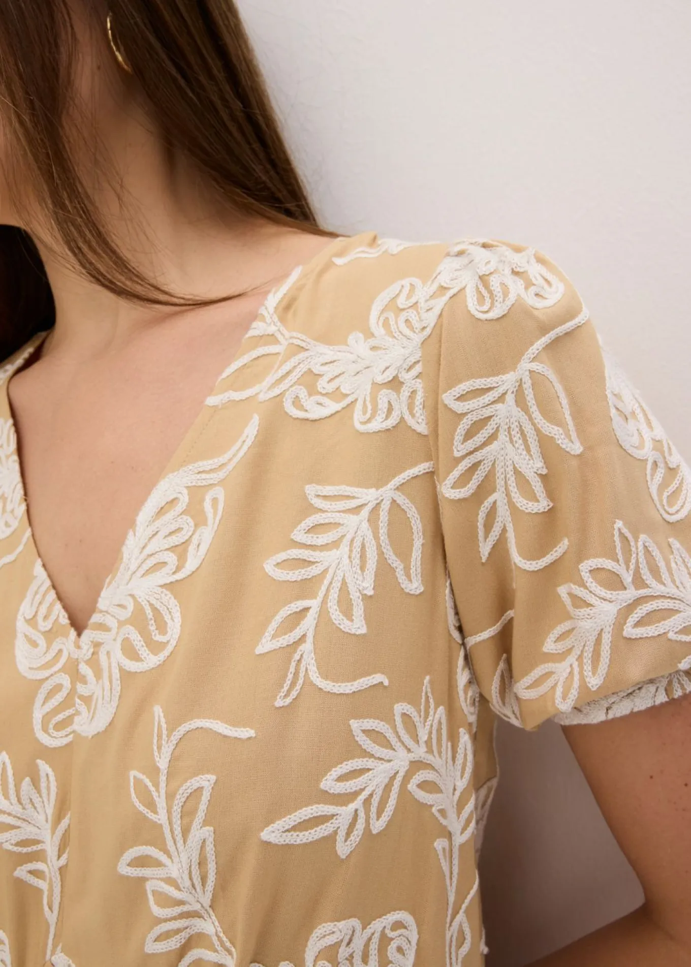 Vestido tipo túnica de viscosa vaporosa con bordado